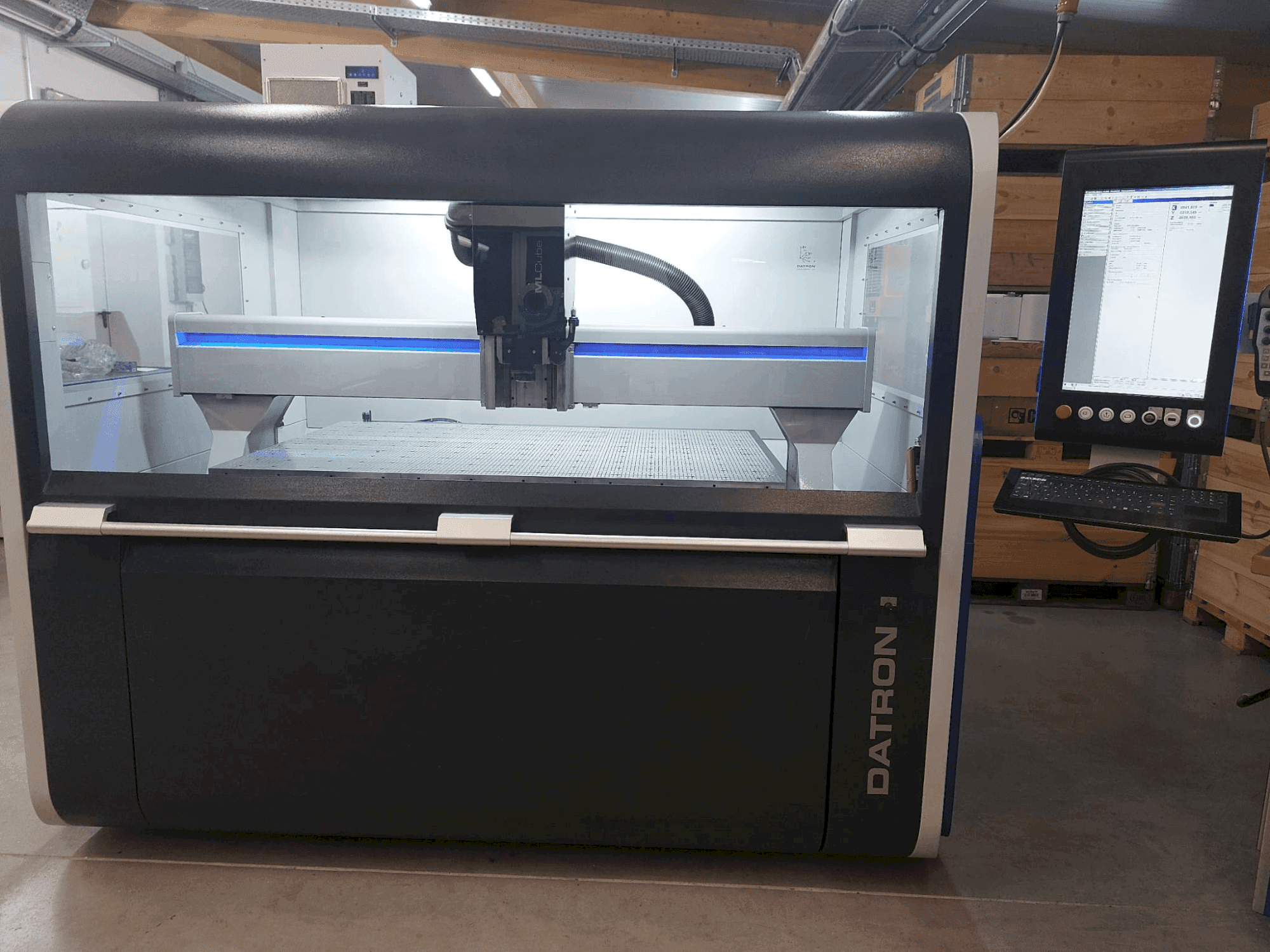 Makine Datron MLCube LS - Önden görünüm