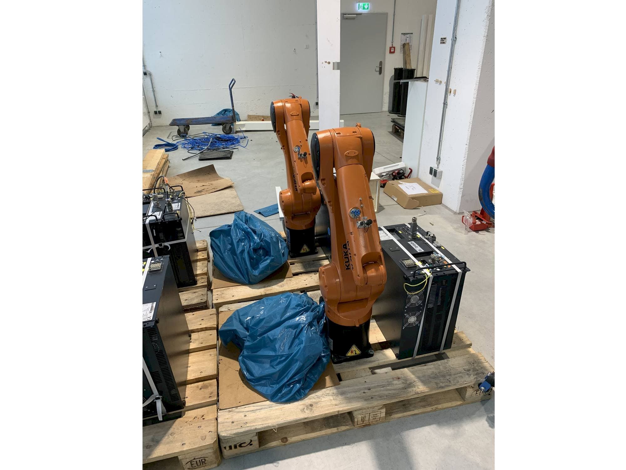 Makine KUKA KR10 R1100 with KR C4 COMPACT Controller - Önden görünüm