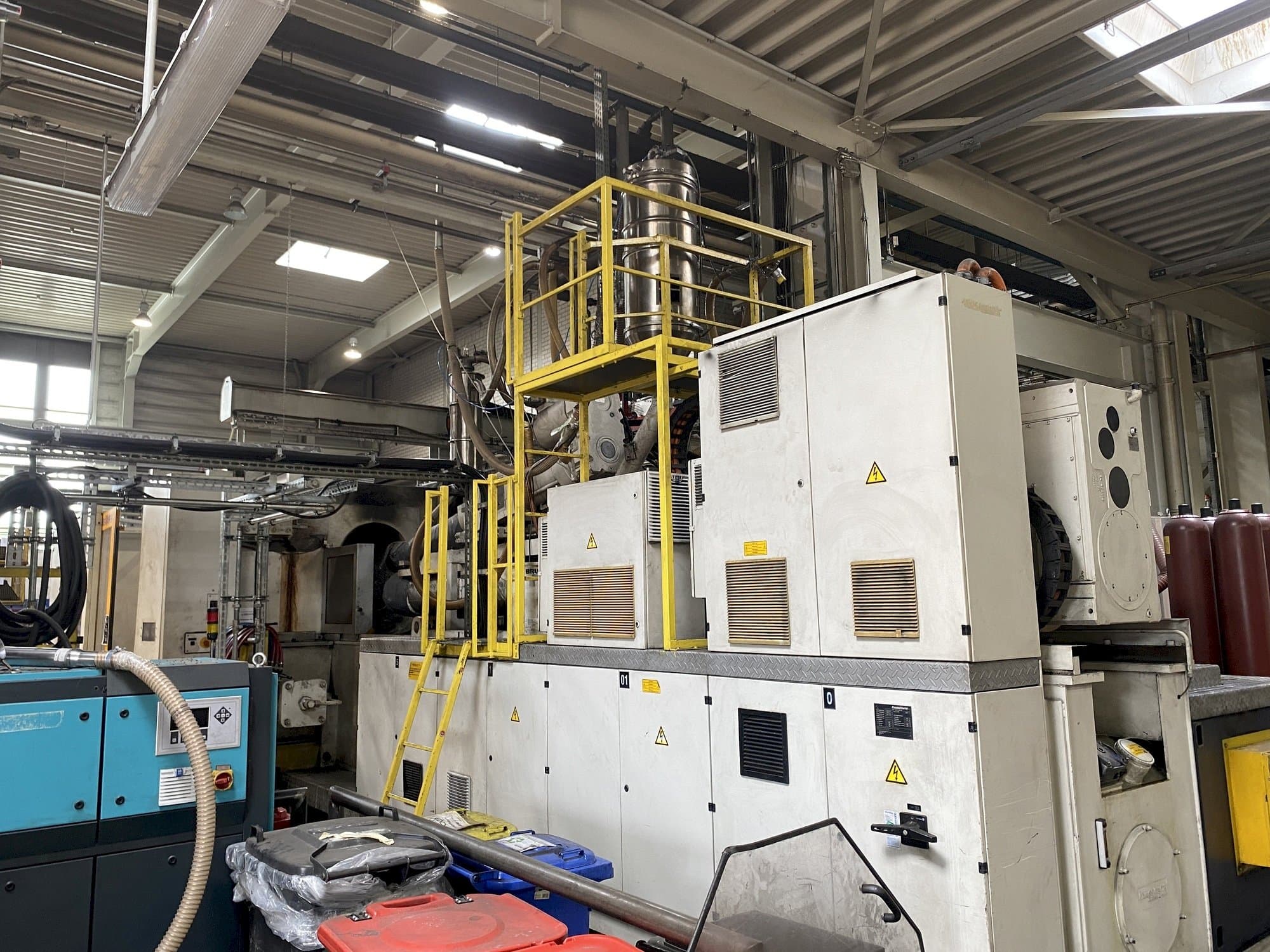 Makine Krauss Maffei 1600-12000-1400 MZ - Önden görünüm