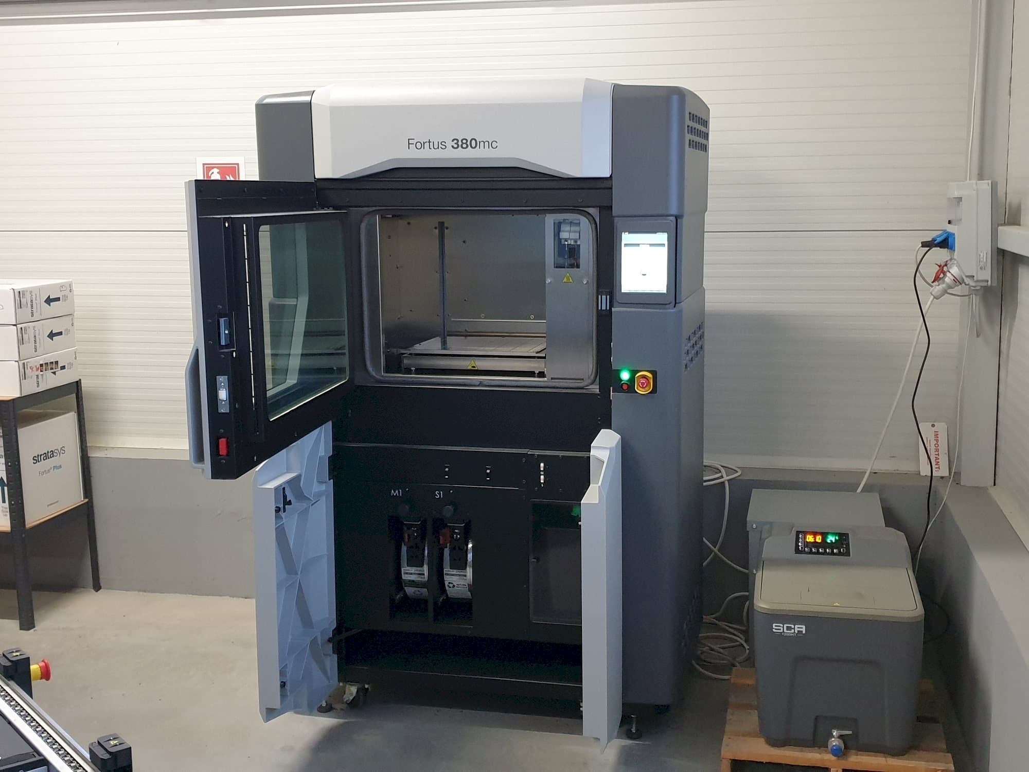 Makine Stratasys Fortus 380mc - Önden görünüm
