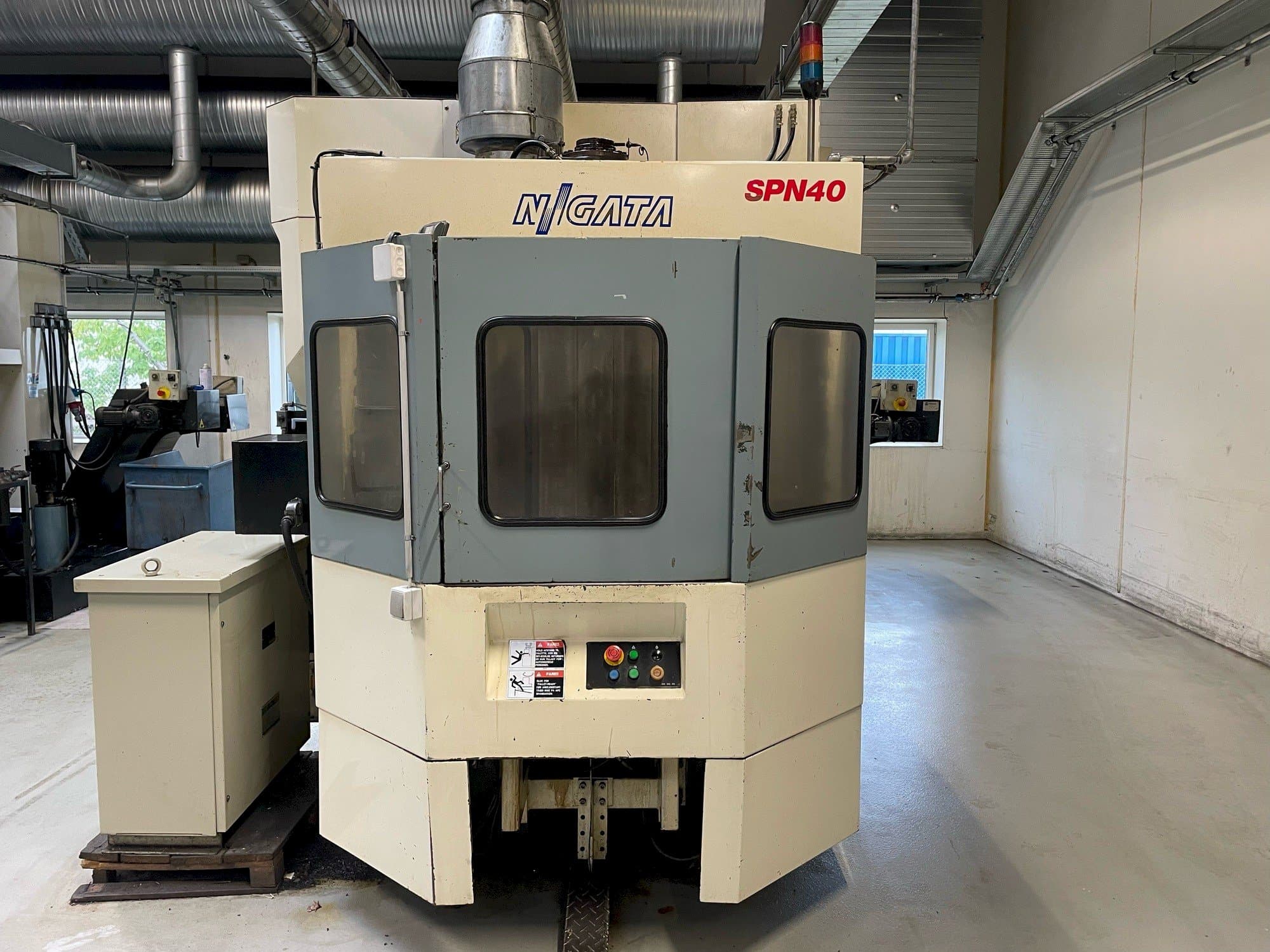 Makine Niigata SPN 40 - Önden görünüm