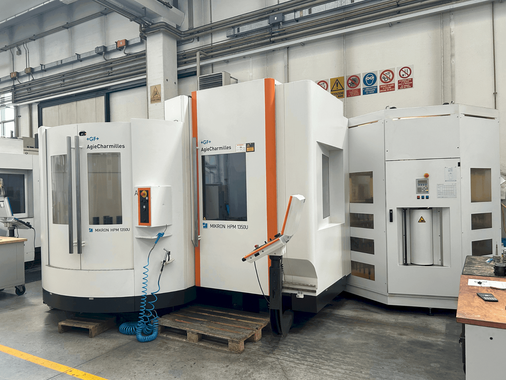 Makine  AgieCharmilles MIKRON HPM 1350U - Önden görünüm