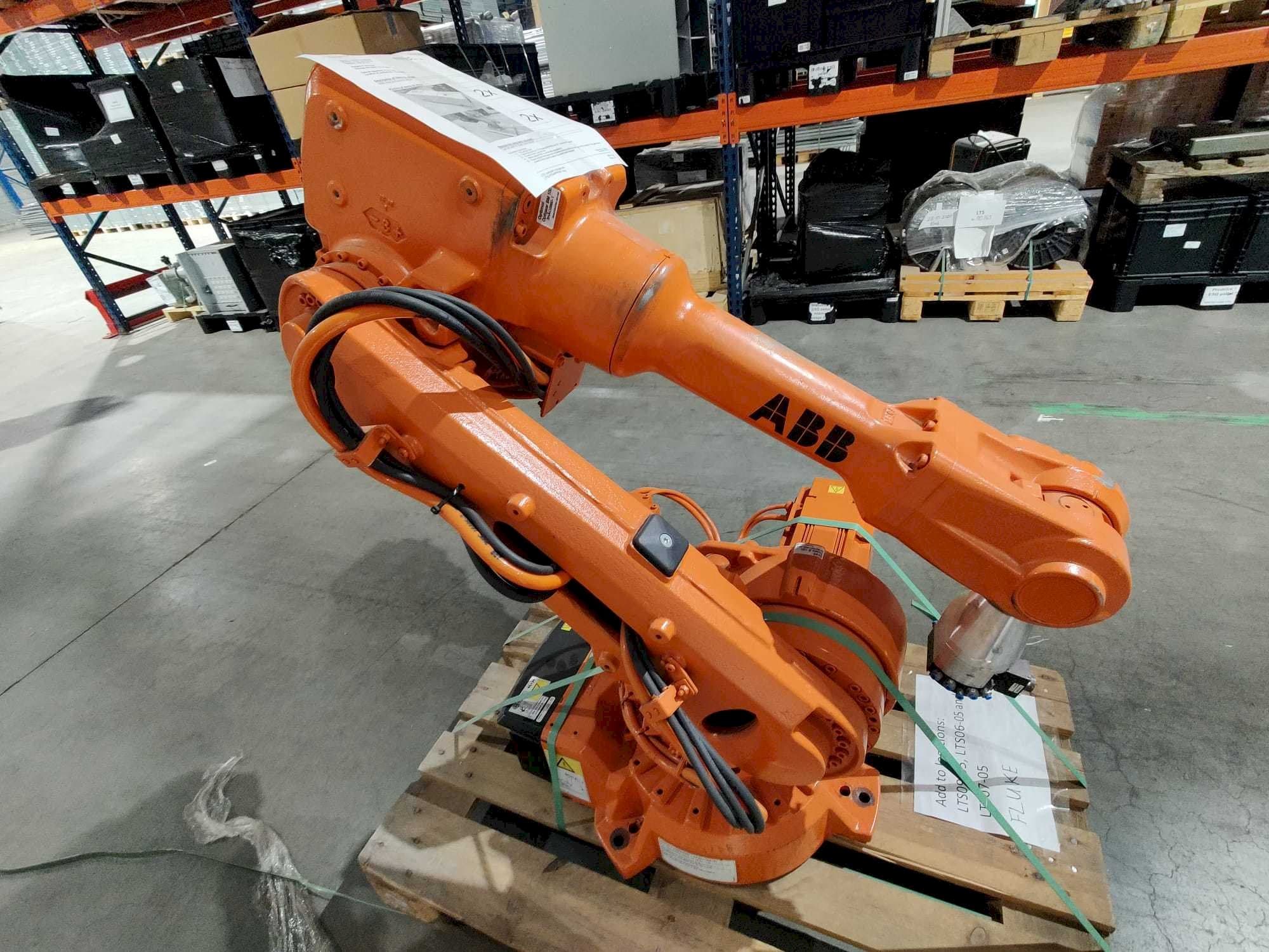 Makine  ABB IRB 2600 M2004 - Önden görünüm