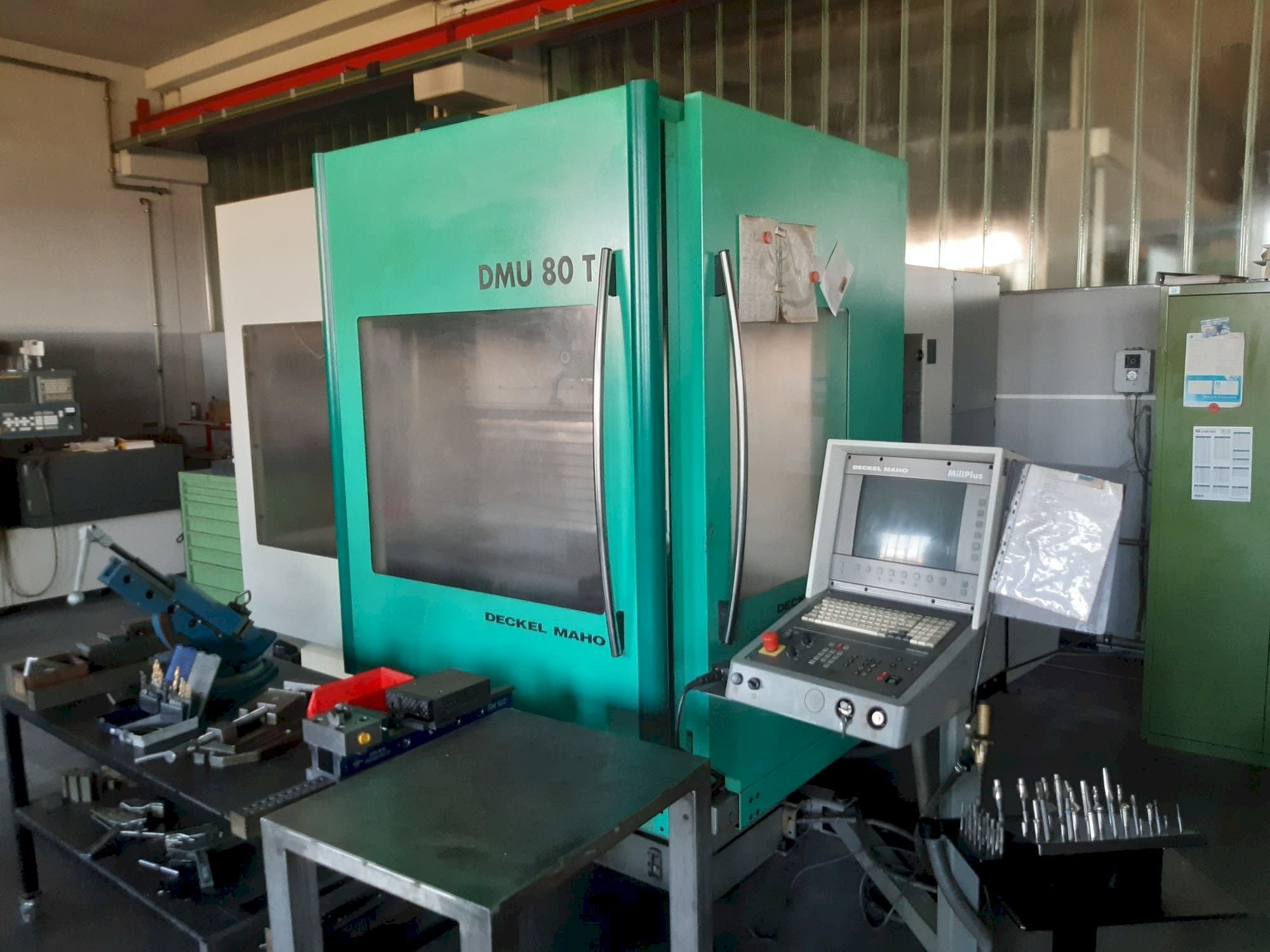 Makine DECKEL MAHO DMU 80T - Önden görünüm