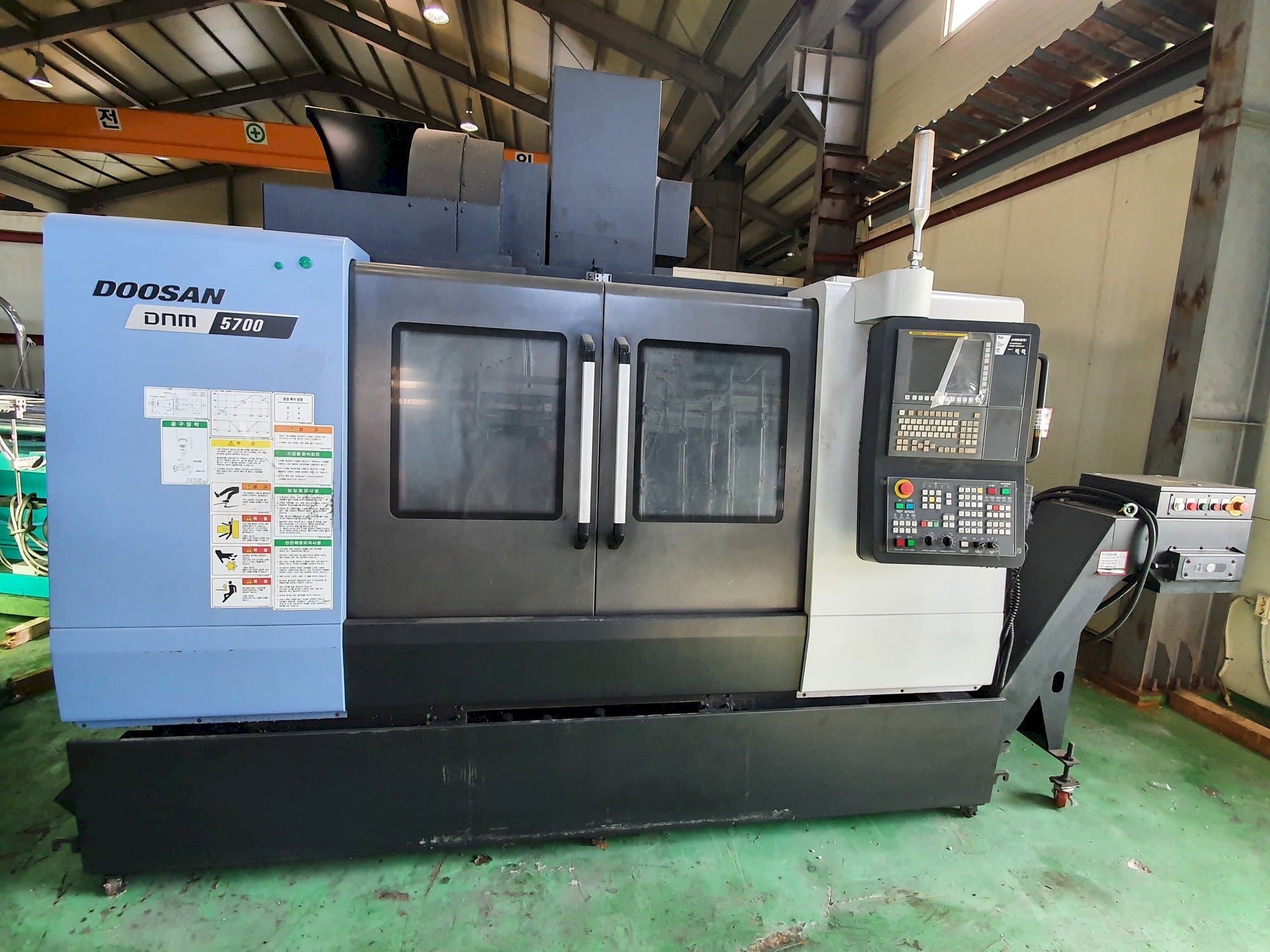 Makine Doosan DNM5700 - Önden görünüm