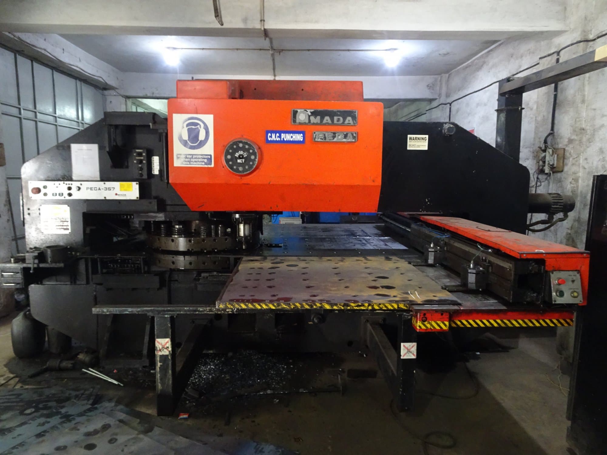 Makine AMADA - Önden görünüm PEGA 357