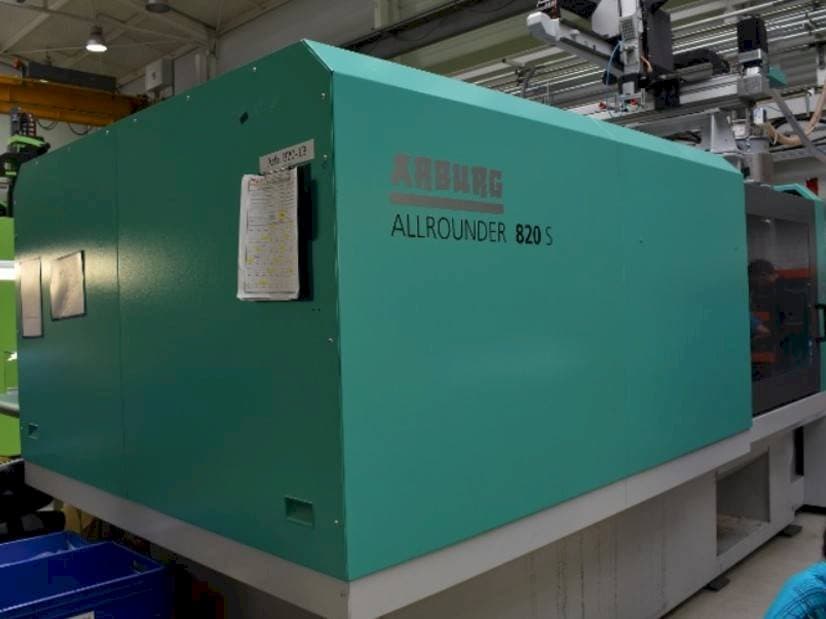 Makine  Arburg Allrounder 820 s 4000 - 800 - Önden görünüm