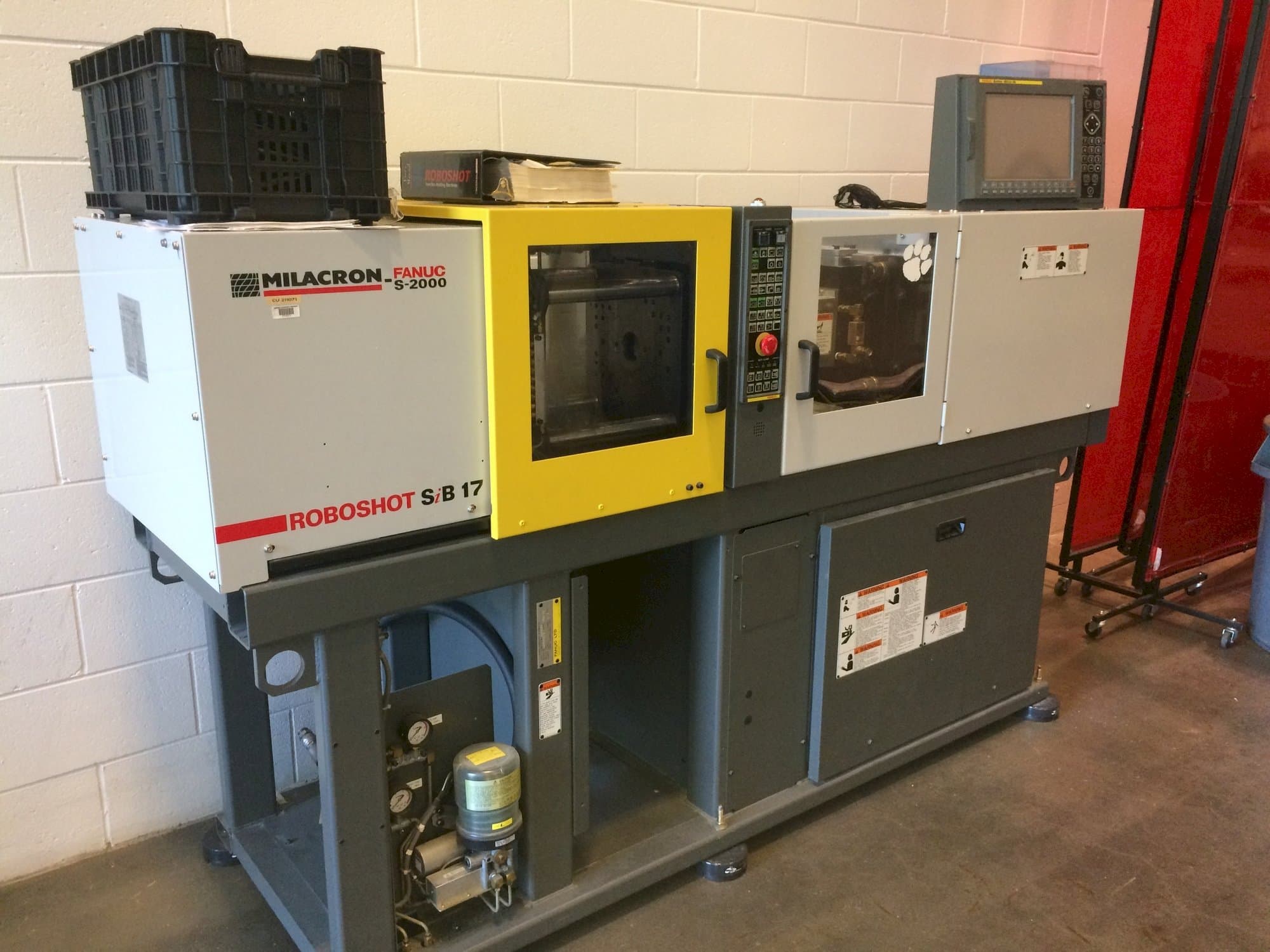 Makine Milacron Roboshot S-2000i15A - Önden görünüm