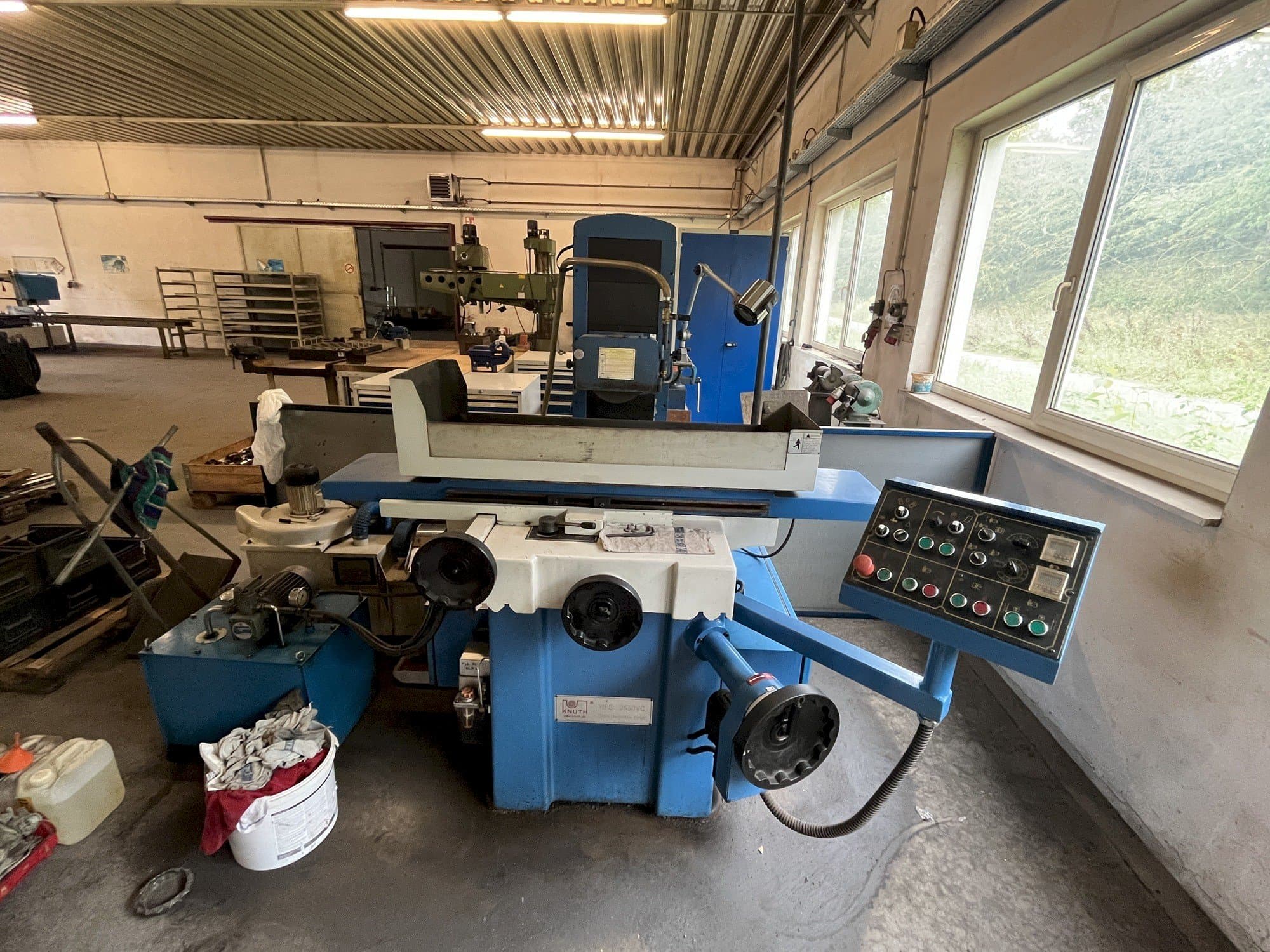 Makine KNUTH HFS 2550 VC - Önden görünüm