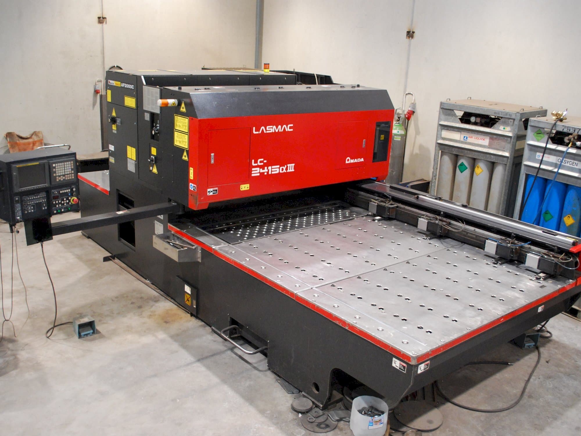 Makine  AMADA LC 2415 Alpha III - Önden görünüm