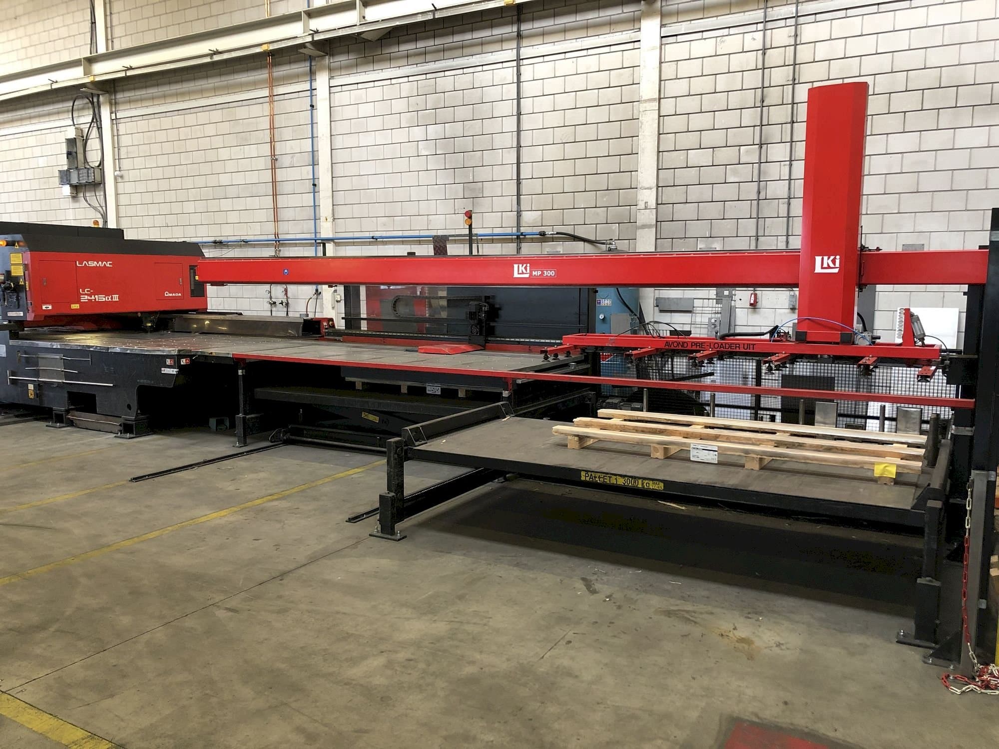 Makine AMADA LC2415 ALPHA III - Önden görünüm