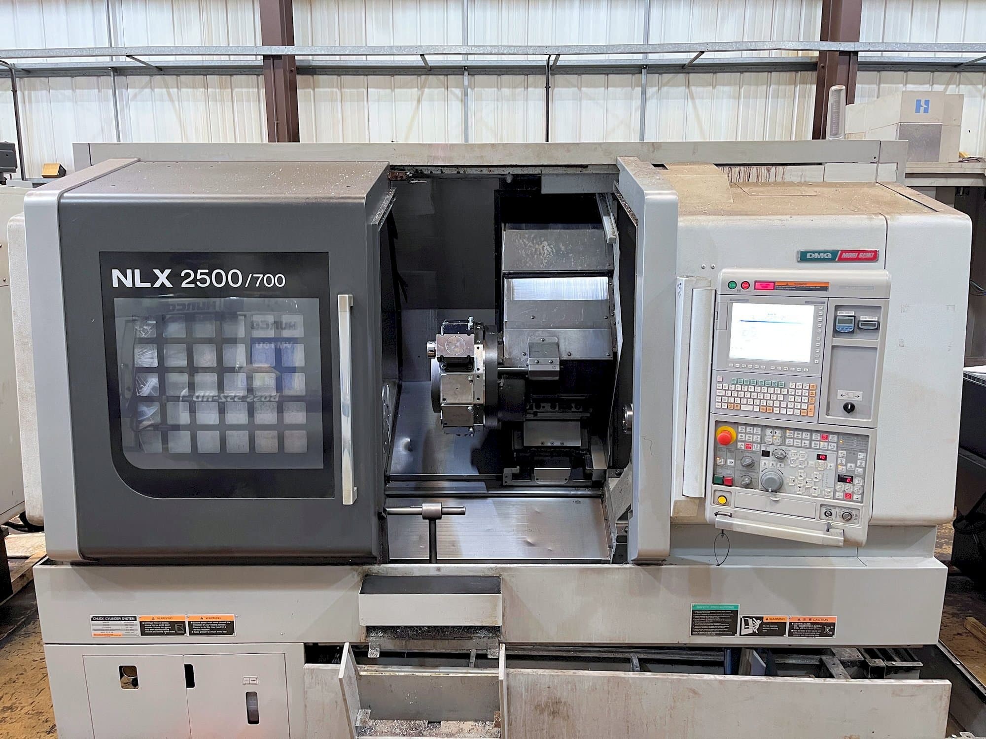 Makine MORI SEIKI NLX2500Y-700 - Önden görünüm