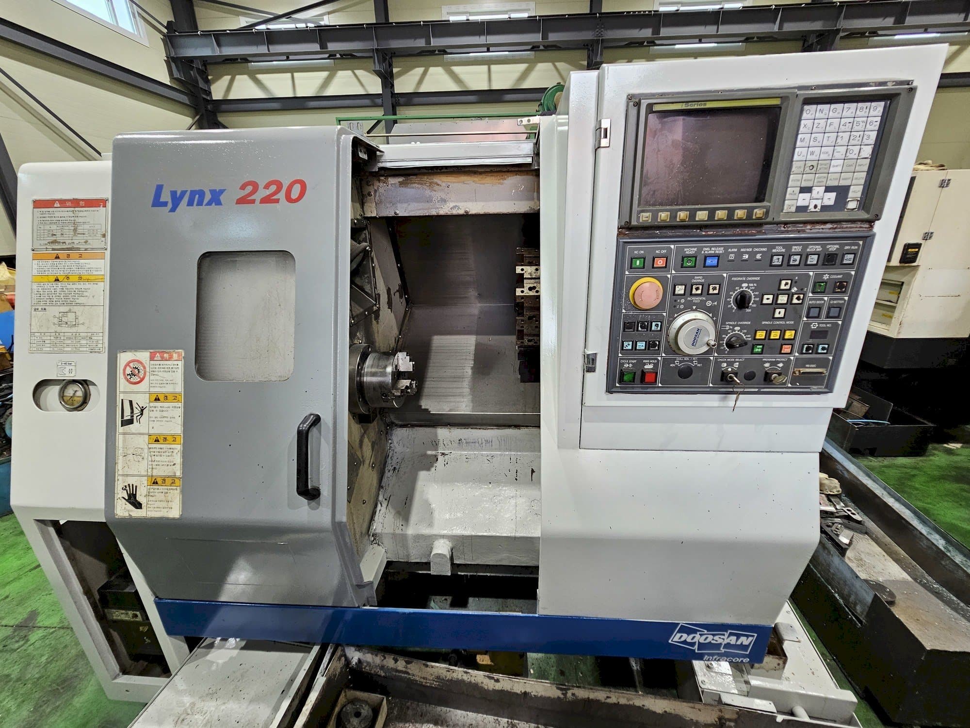 Makine Doosan Lynx 220A - Önden görünüm