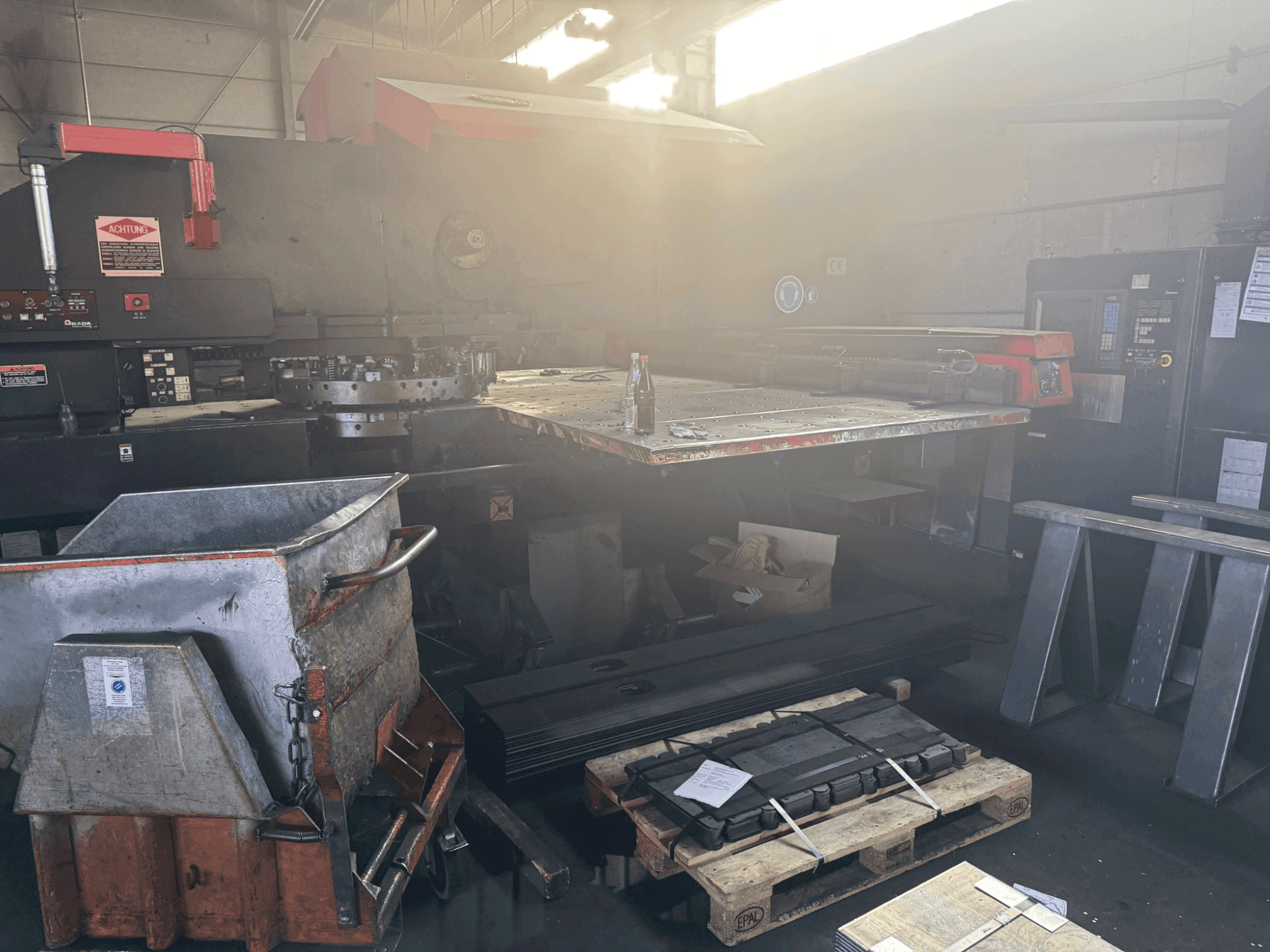 Makine  AMADA PEGA 306072 2000MM - Önden görünüm