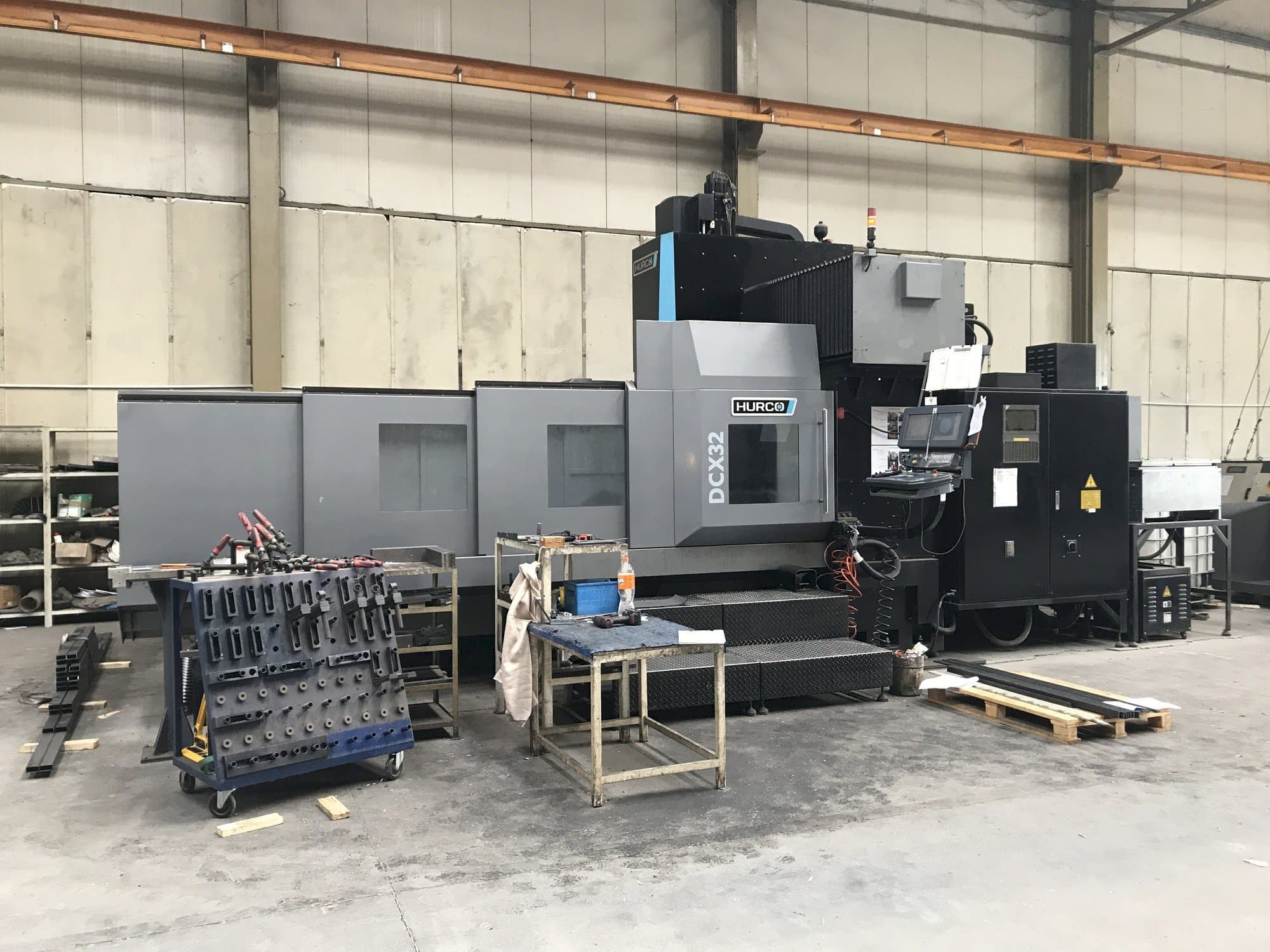 Makine  Hurco DCX32/50T - Önden görünüm