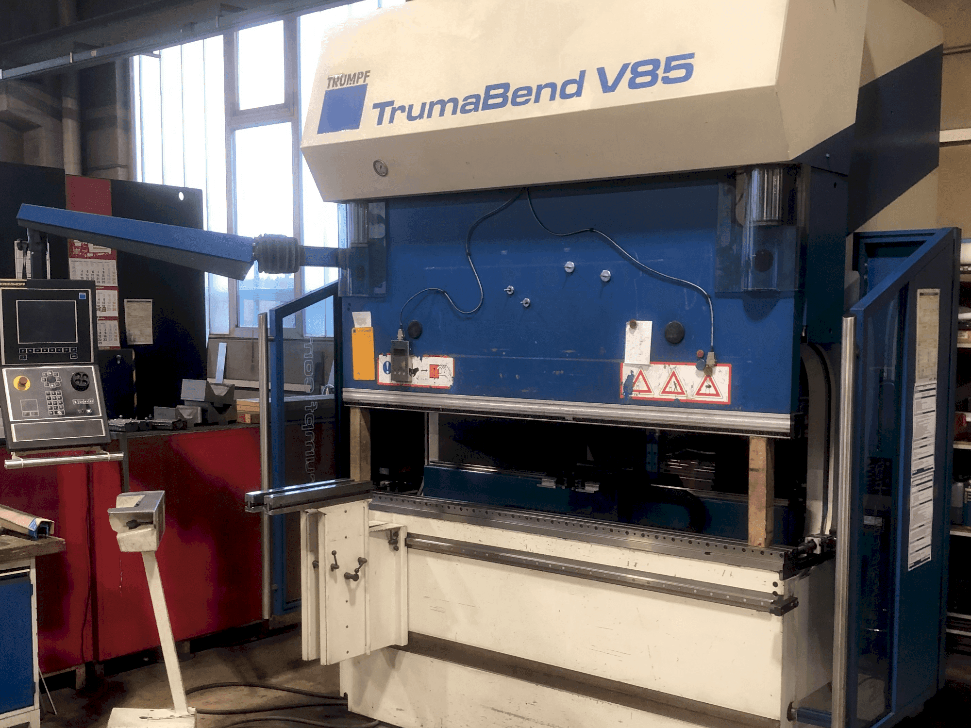 Makine  TRUMPF TrumaBend V85X - Önden görünüm