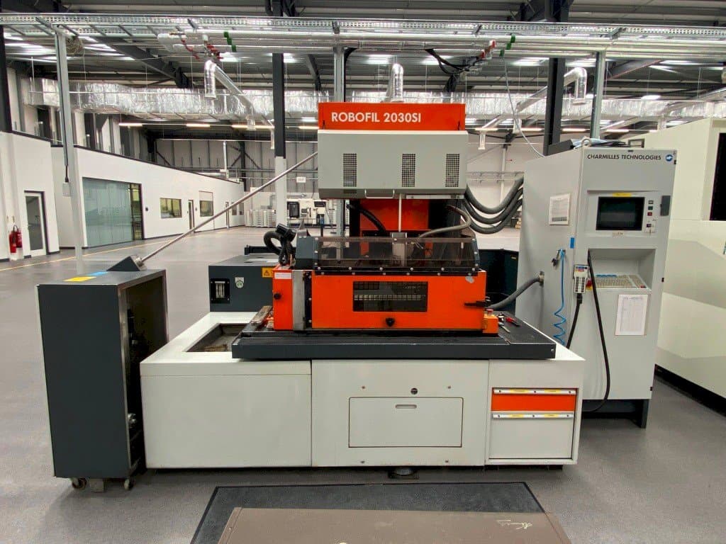 Makine CHARMILLES ROBOFIL 2030SI - Önden görünüm