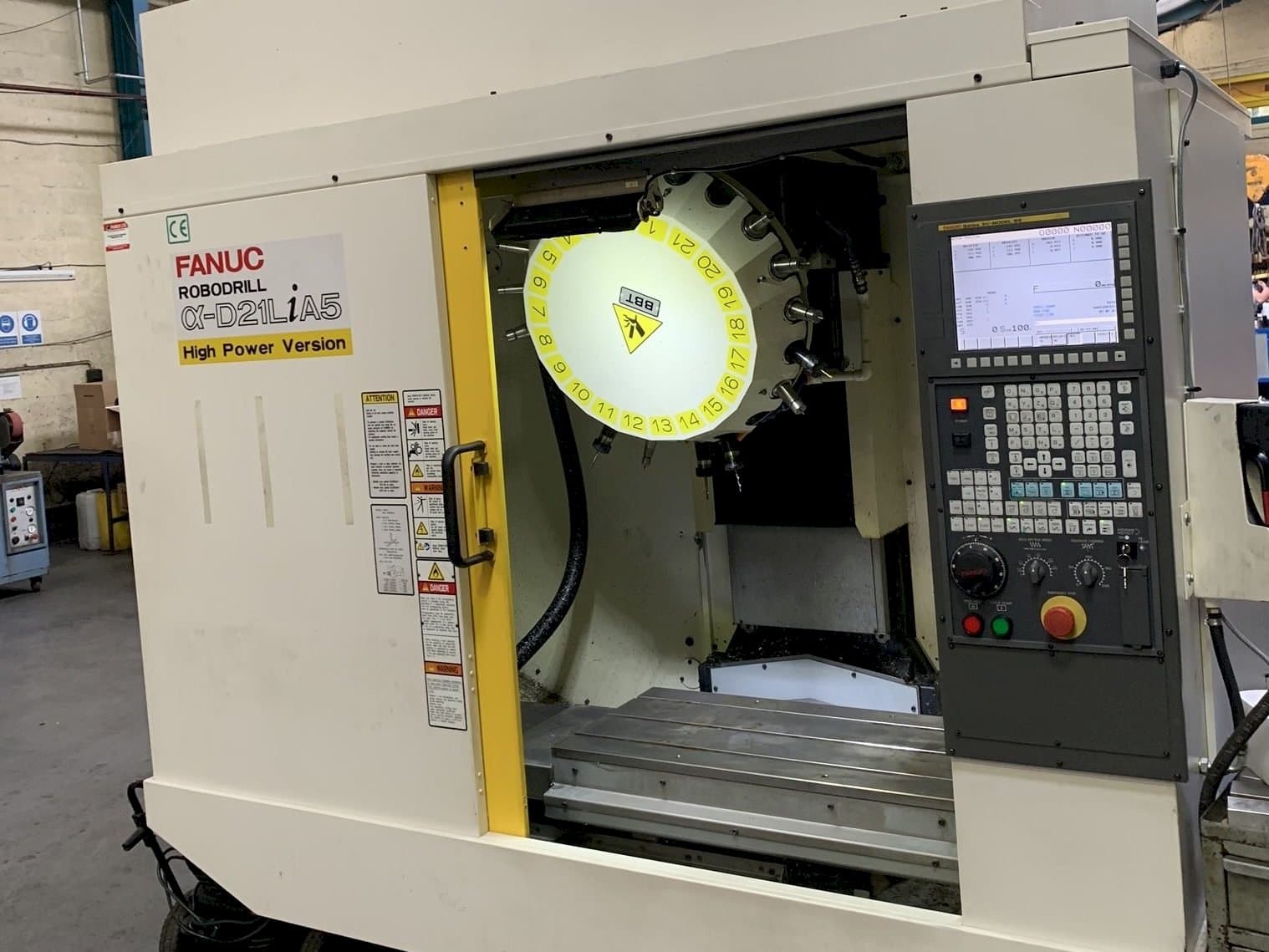Makine FANUC Robodrill Alpha D21LiA5 - Önden görünüm