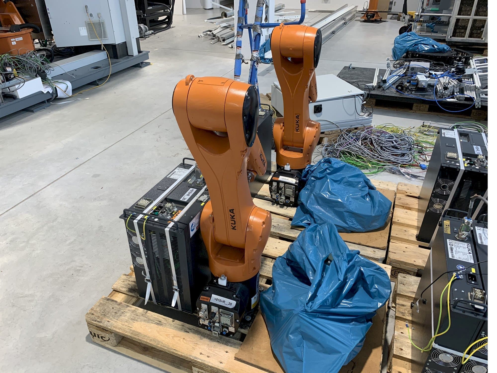 Makine KUKA KR10 R1100 with KR C4 COMPACT Controller - Önden görünüm