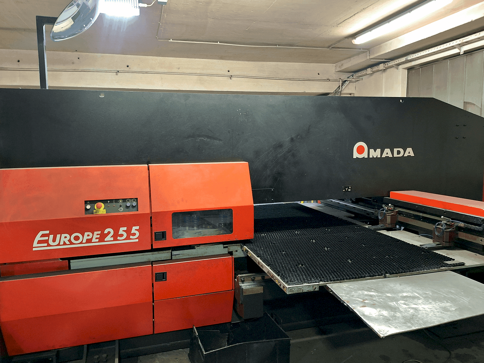 Makine AMADA EUROPE 255 CNC - Önden görünüm