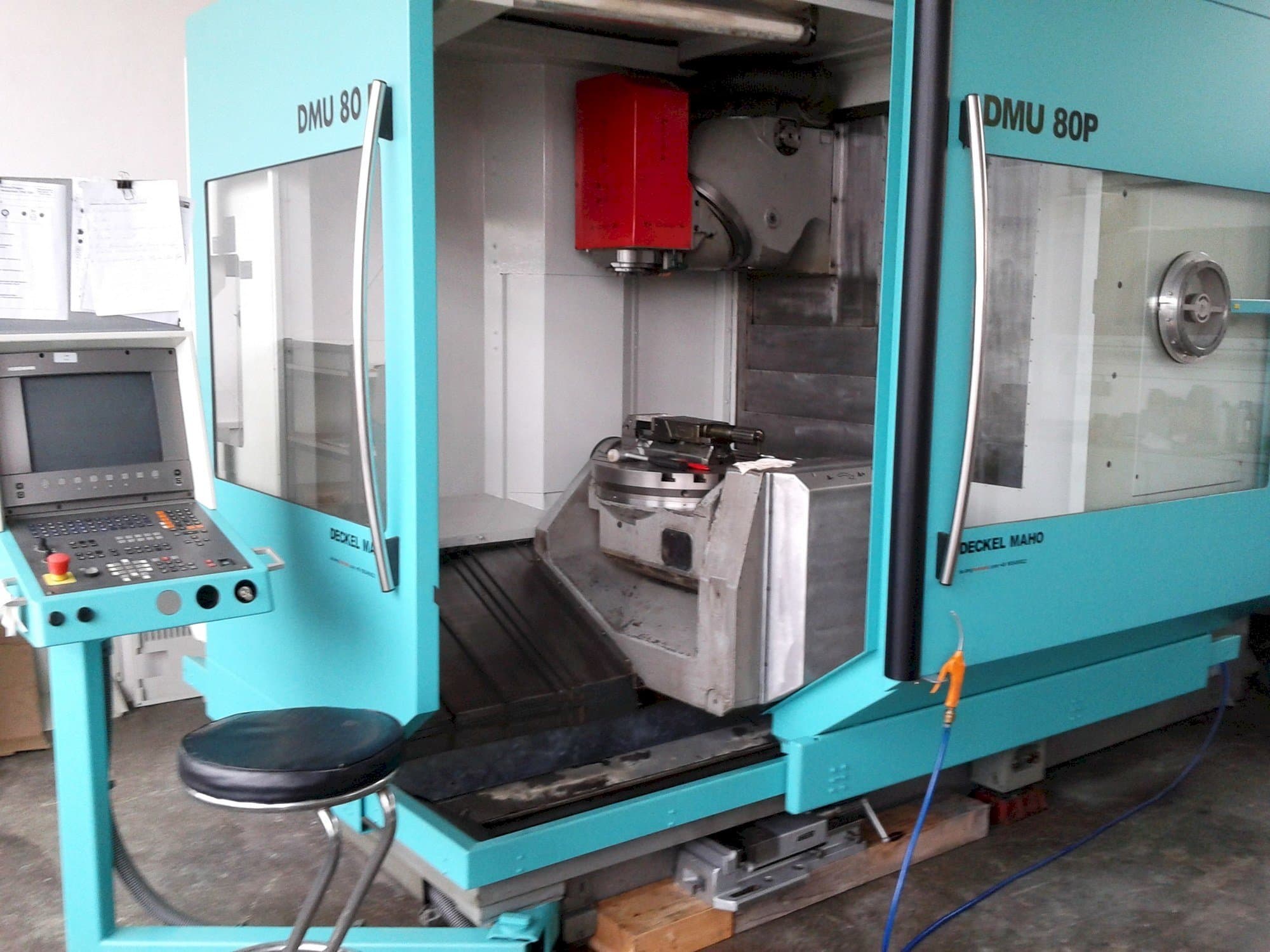 Makine DECKEL MAHO DMU 80P - Önden görünüm