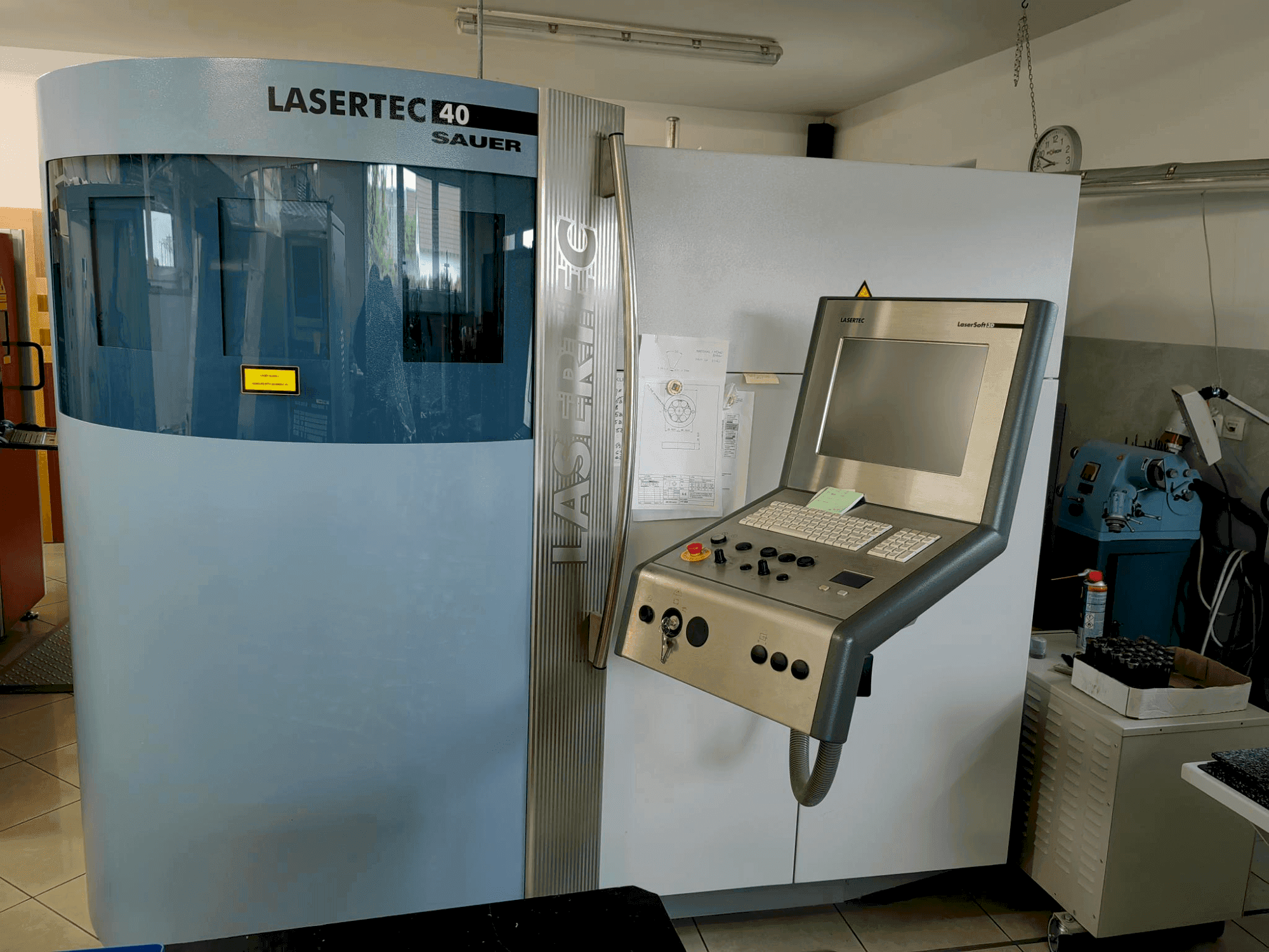 Makine DMG SAUER LASERTEC 40 (2008) - Önden görünüm