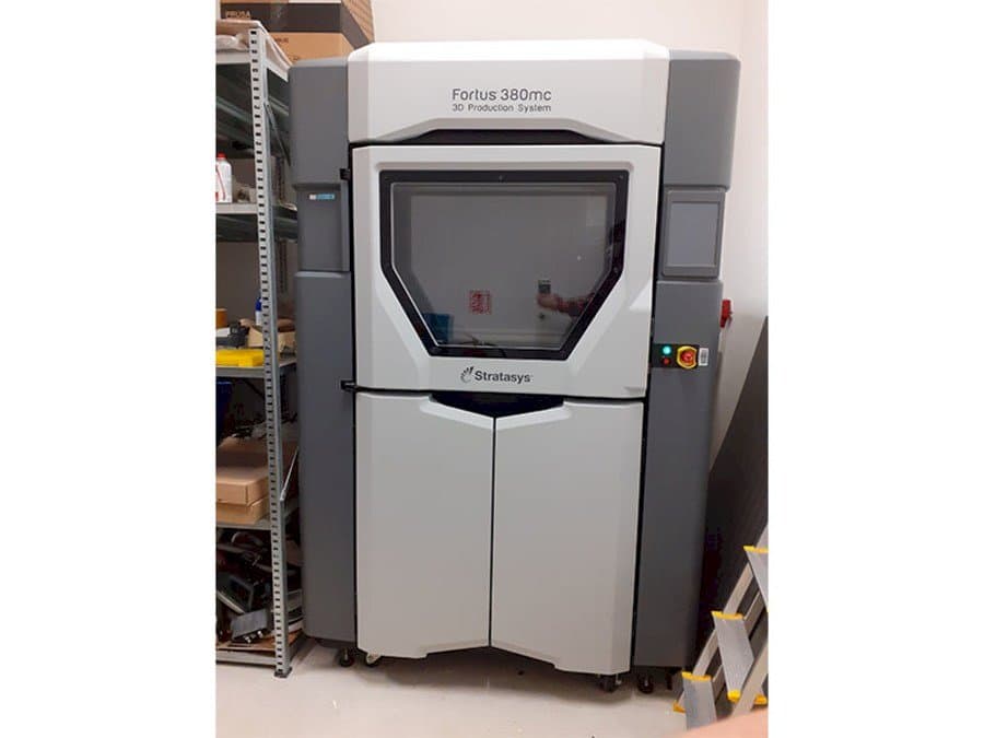 Makine Stratasys Fortus 380MC - Önden görünüm