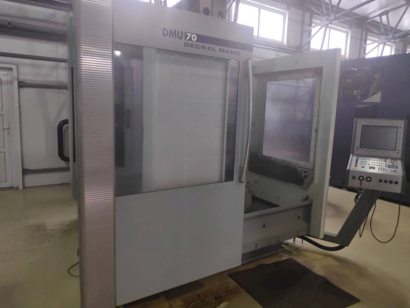 Makine DECKEL MAHO DMU 70 - Önden görünüm