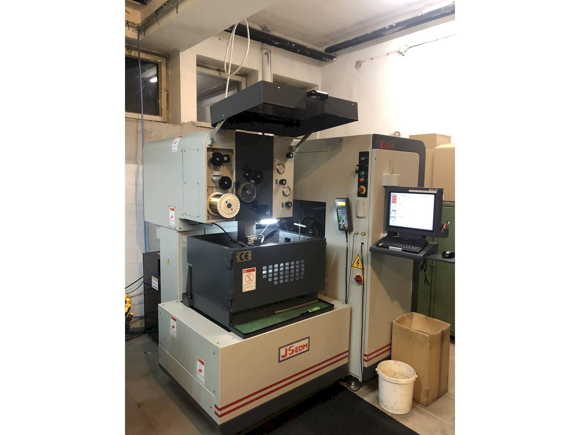 Makine JS EDM Wi-200s - Önden görünüm
