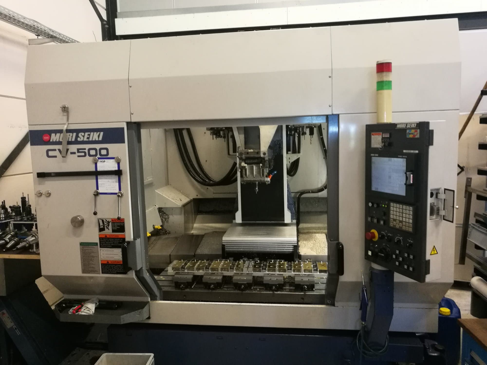 Makine  MORI SEIKI - Önden görünüm CV-500B