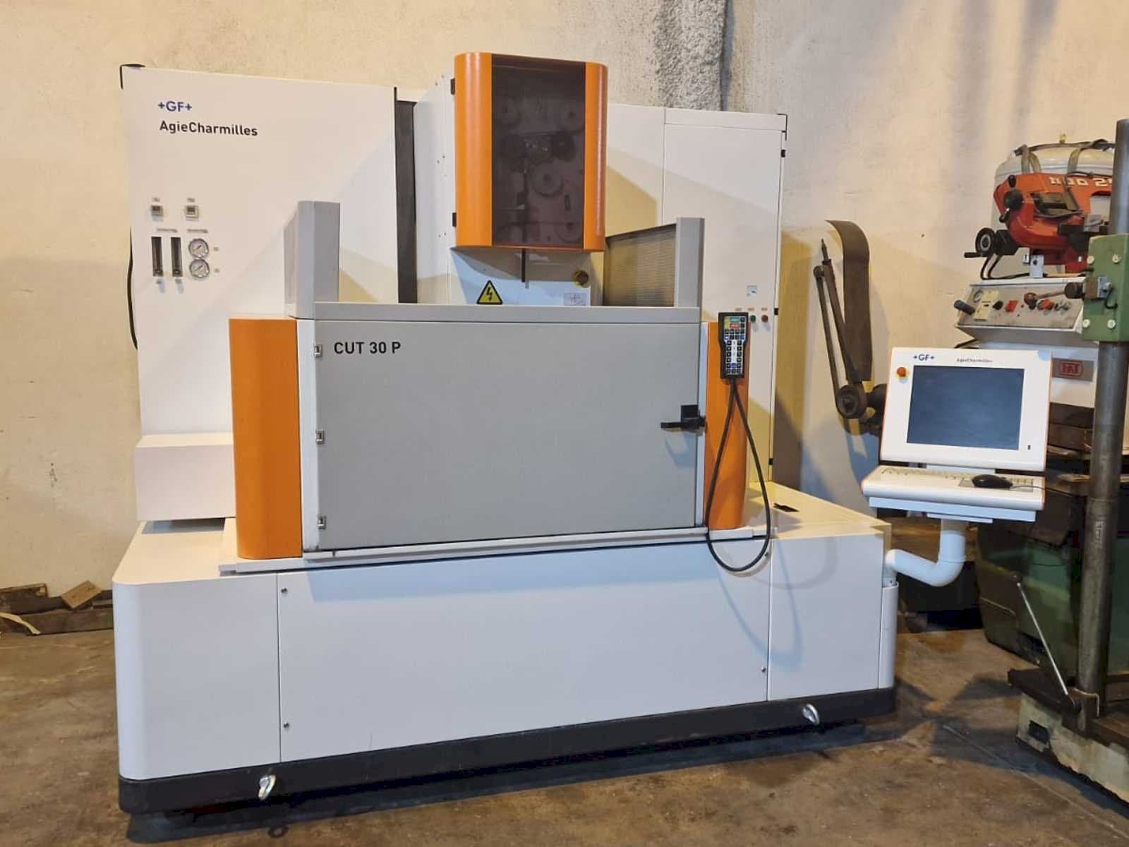 Makine  AgieCharmilles CUT 30P - Önden görünüm