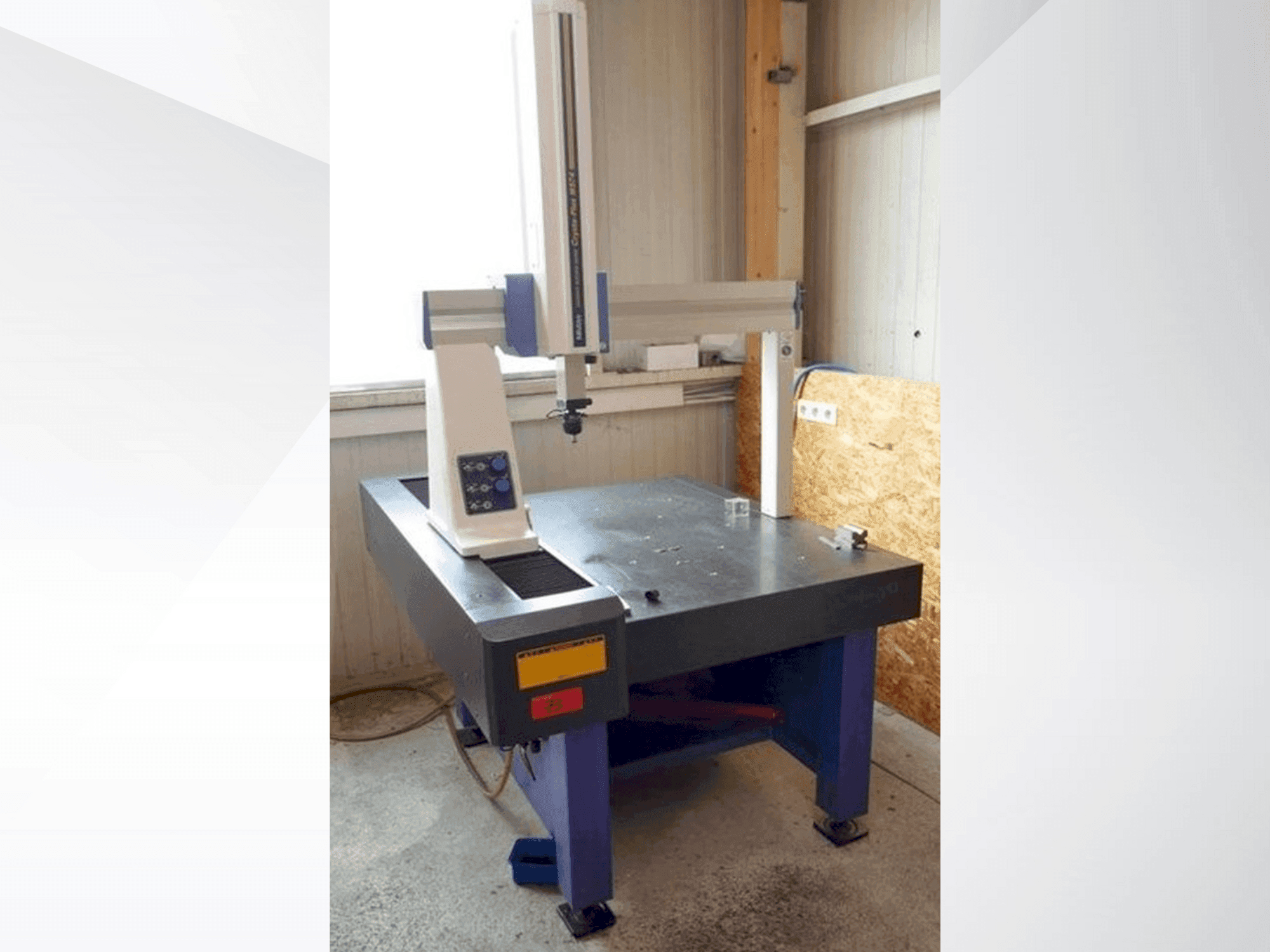 Makine Mitutoyo Crysta-Plus M574 - Önden görünüm