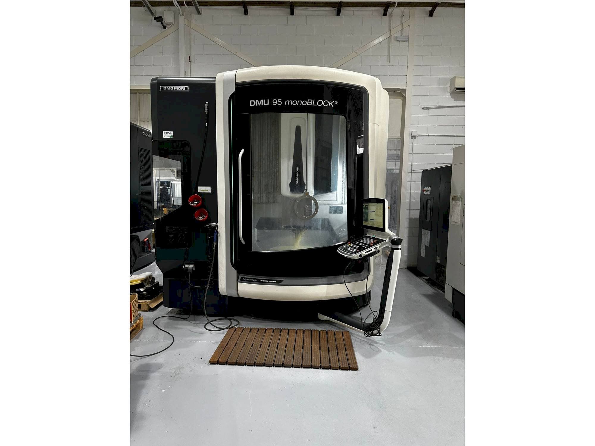 Makine  DMG MORI DMU 95 monoBLOCK - Önden görünüm