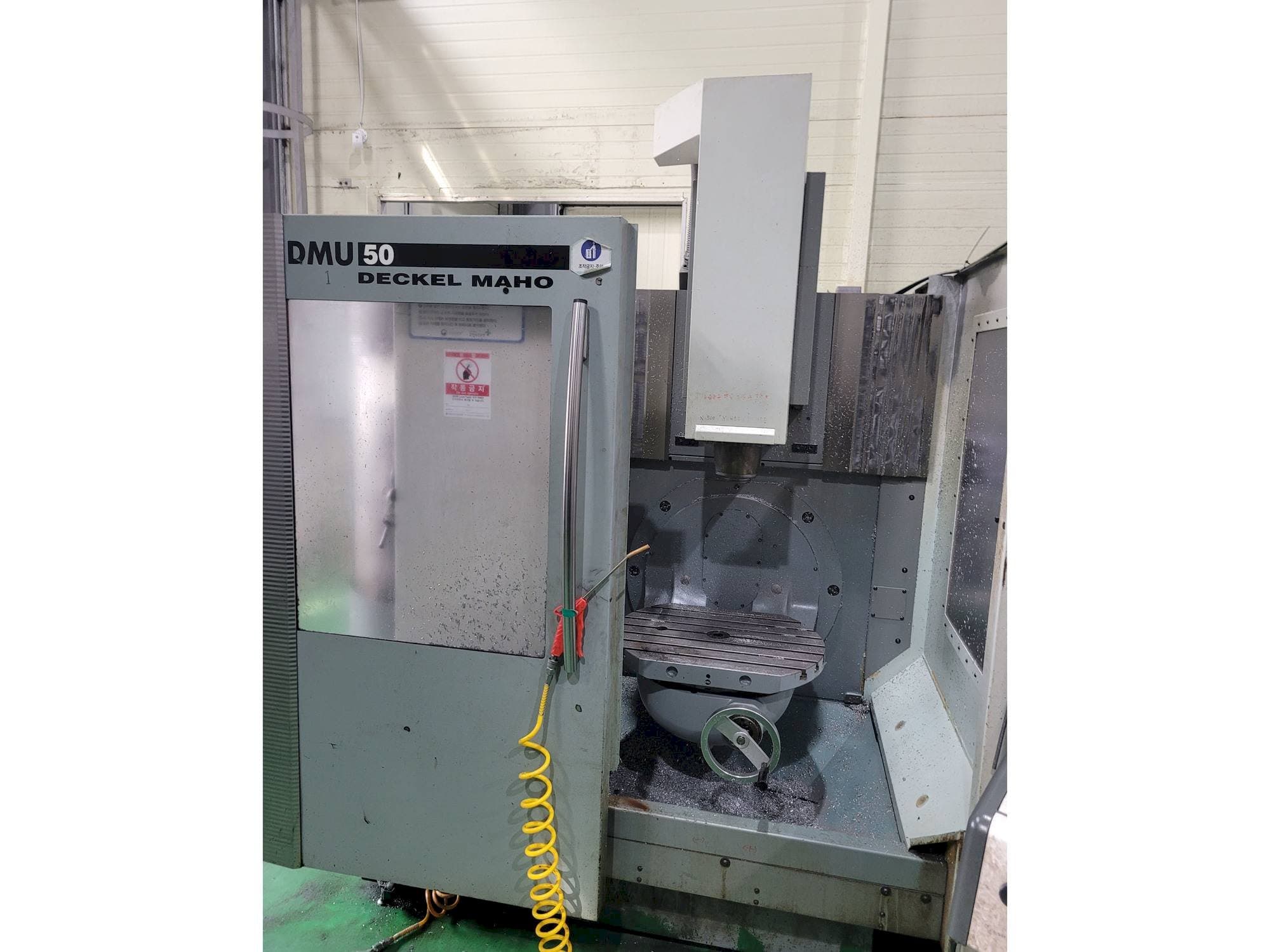 Makine DECKEL MAHO DMU 50 - Önden görünüm