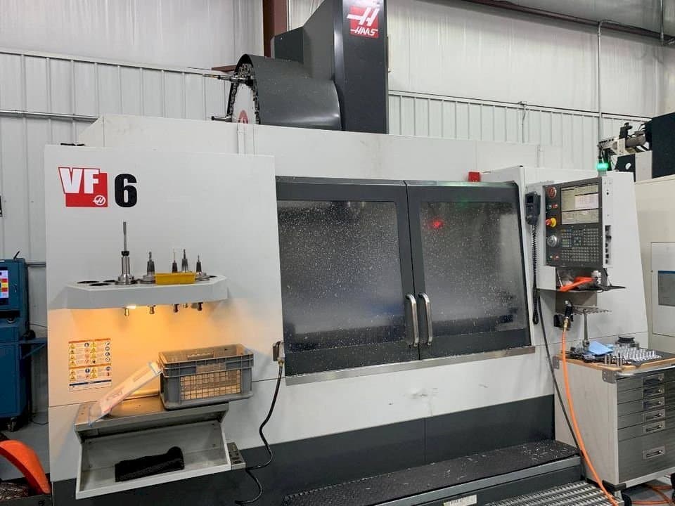 Makine  HAAS VF-6/50 - Önden görünüm