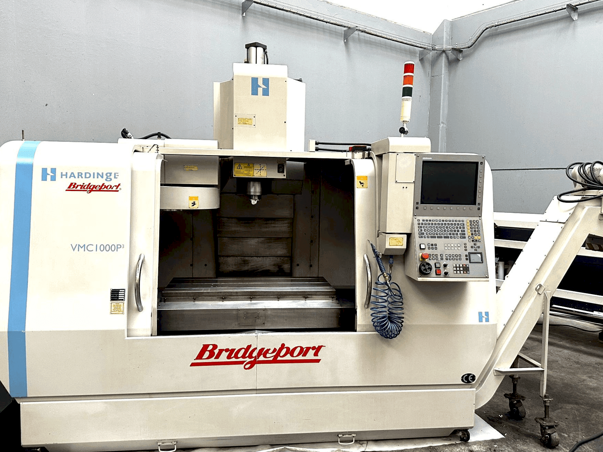 Makine Bridgeport VMC 1000 P3 (2005) - Önden görünüm