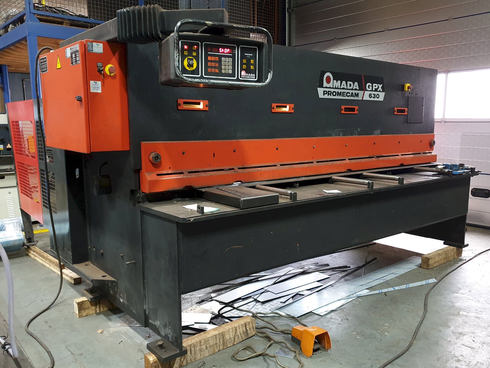 Makine AMADA - Sol görünüm PROMECAM GPX 630