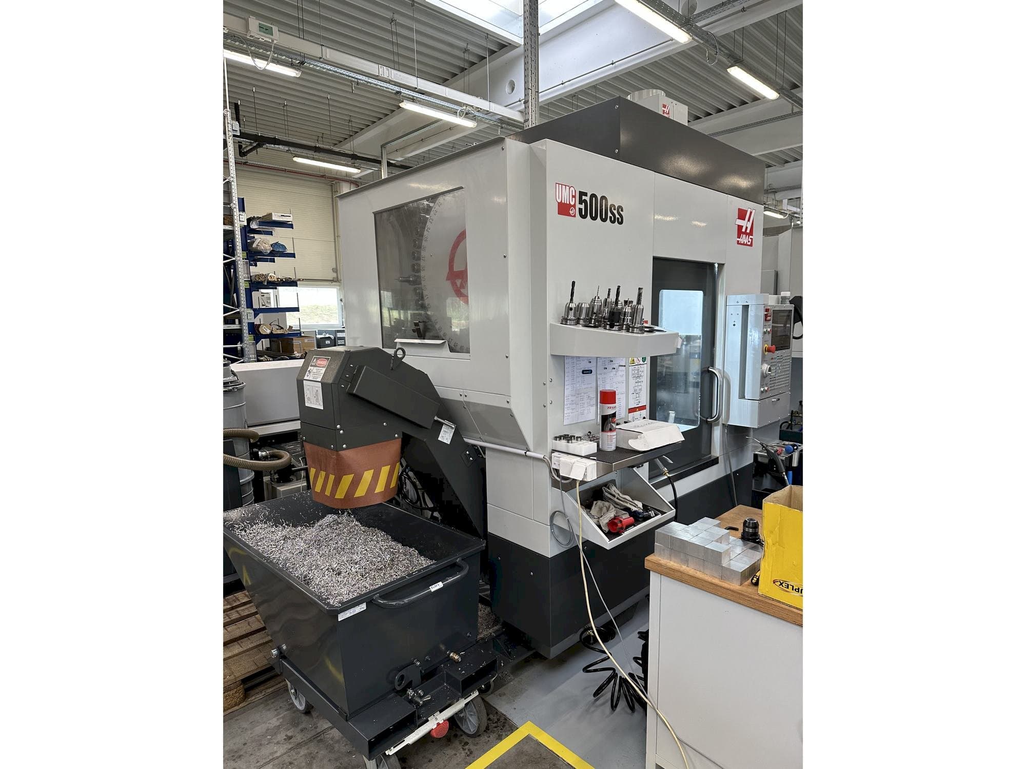Makine  HAAS UMC-500SS - Önden görünüm