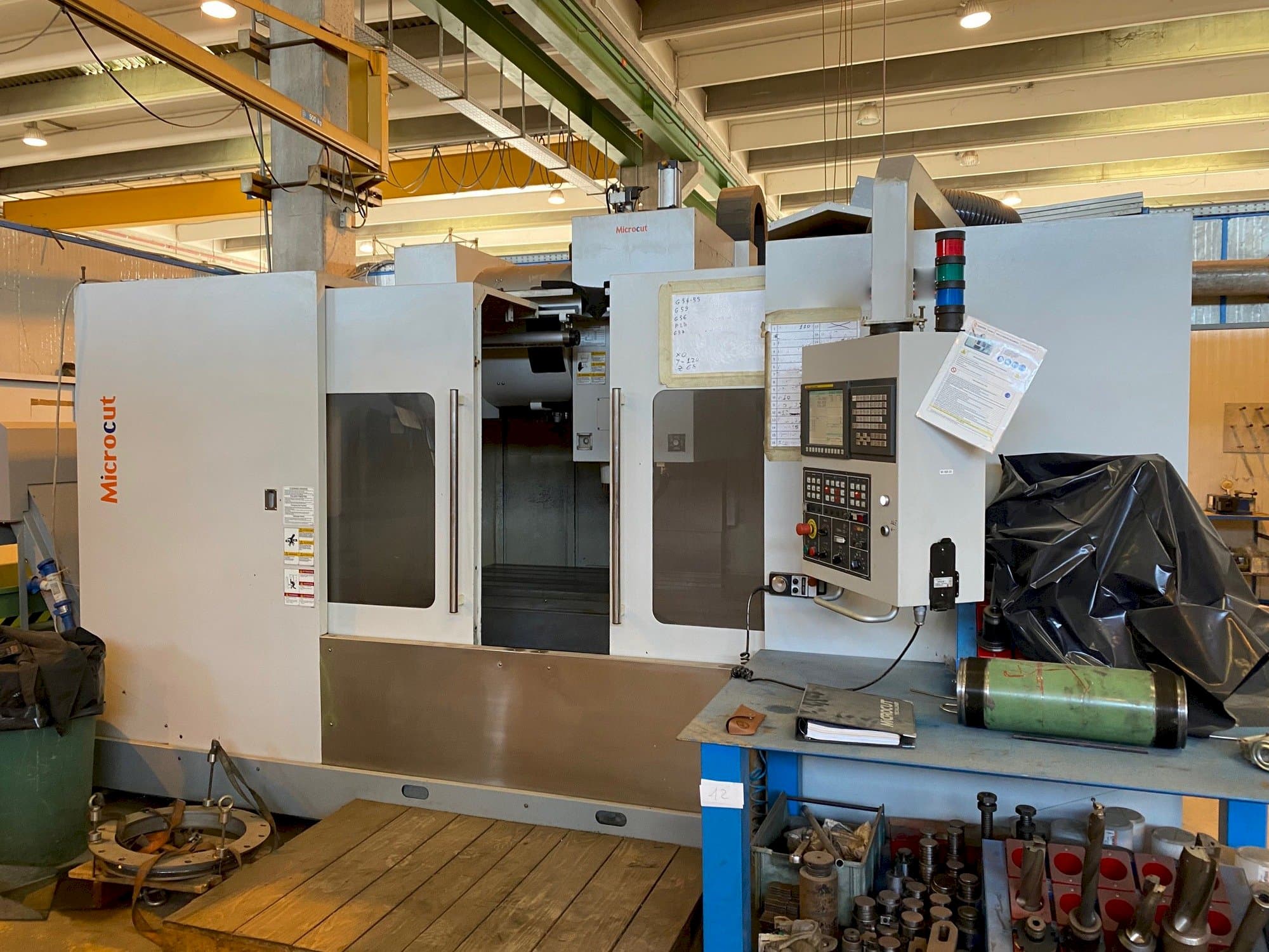 Makine  MICROCUT VMC-1600F - Önden görünüm