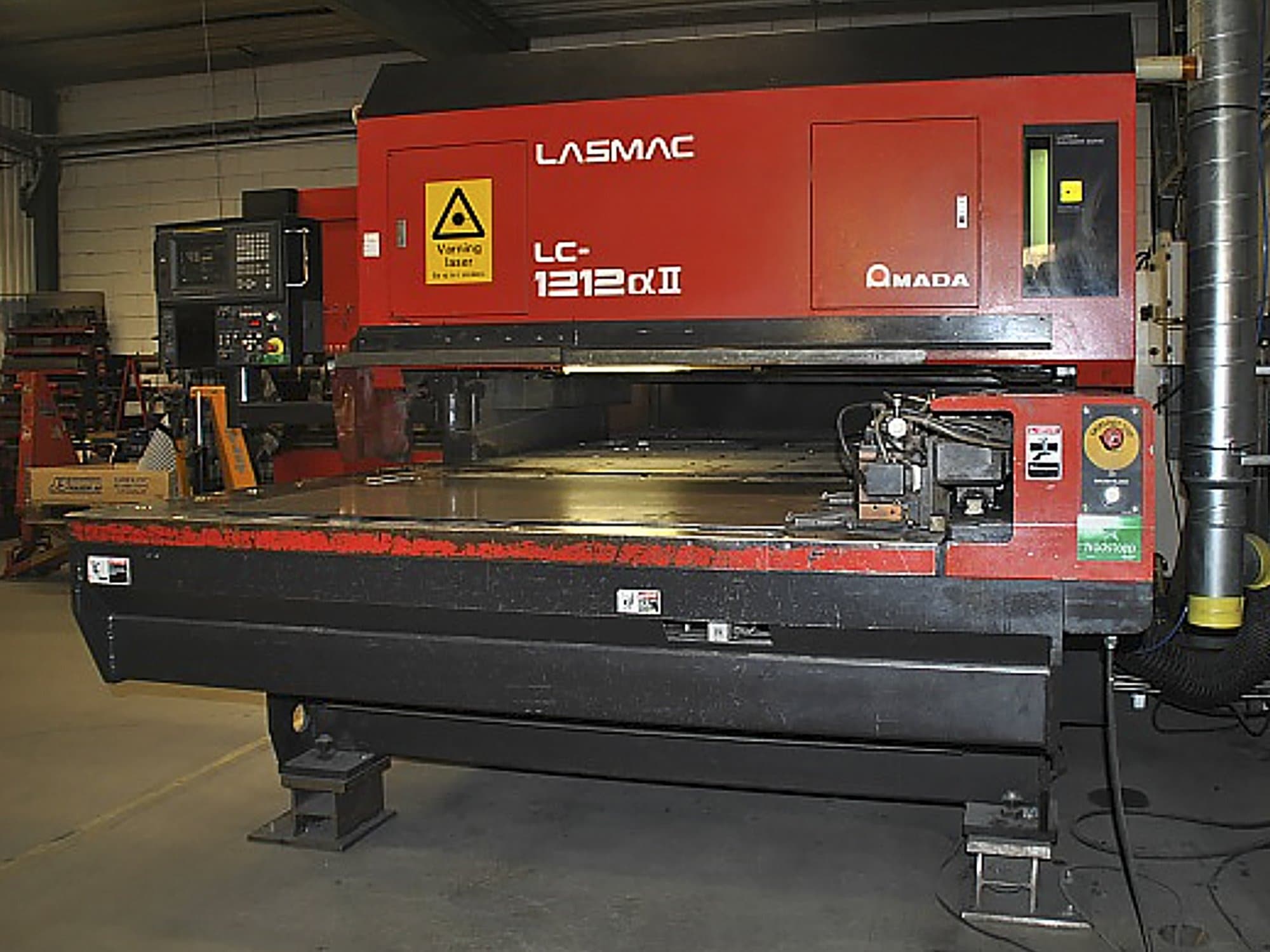 Makine AMADA - Önden görünüm LC-1212 Alpha II