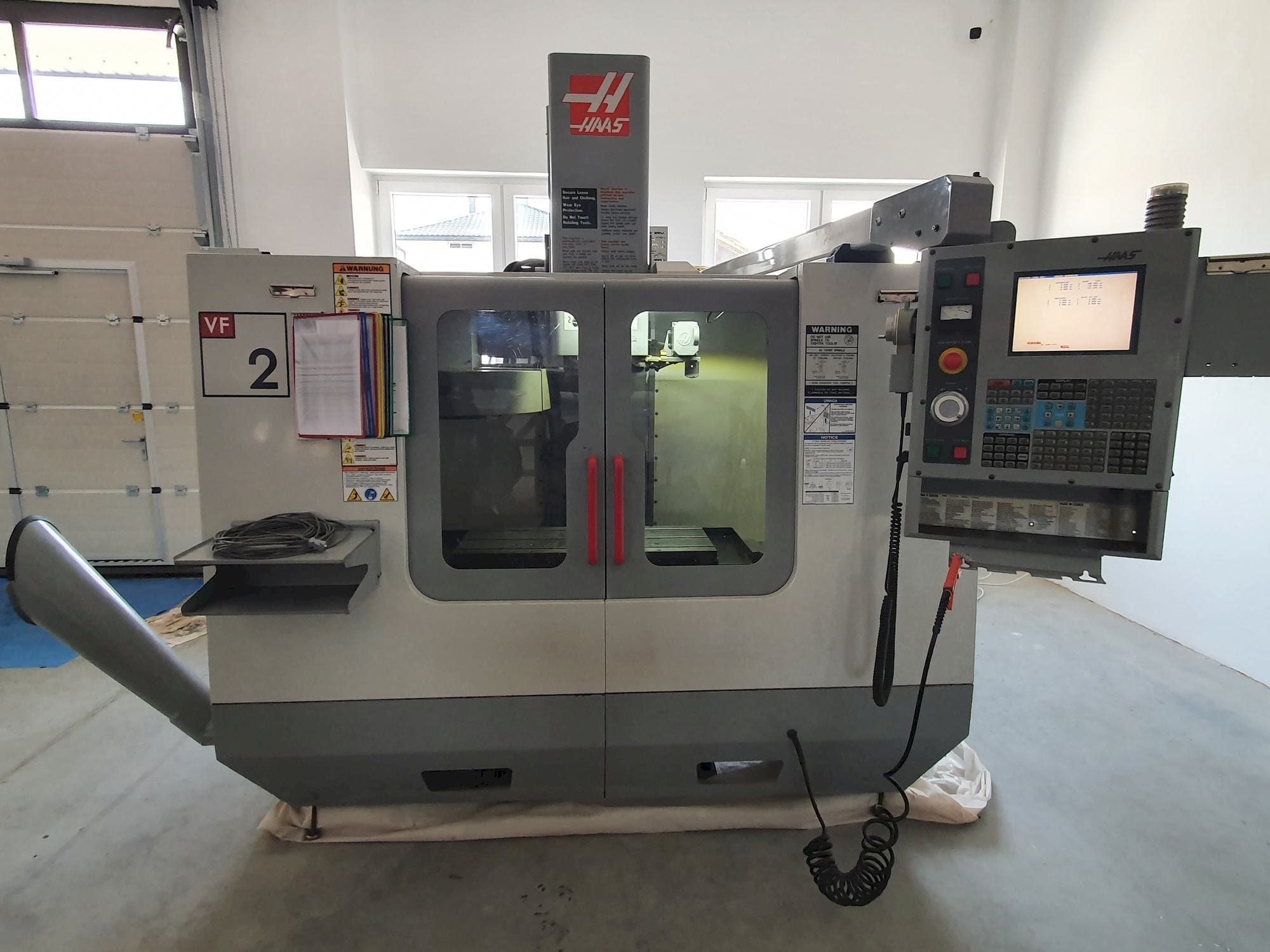 Makine HAAS VF-2BHE - Önden görünüm