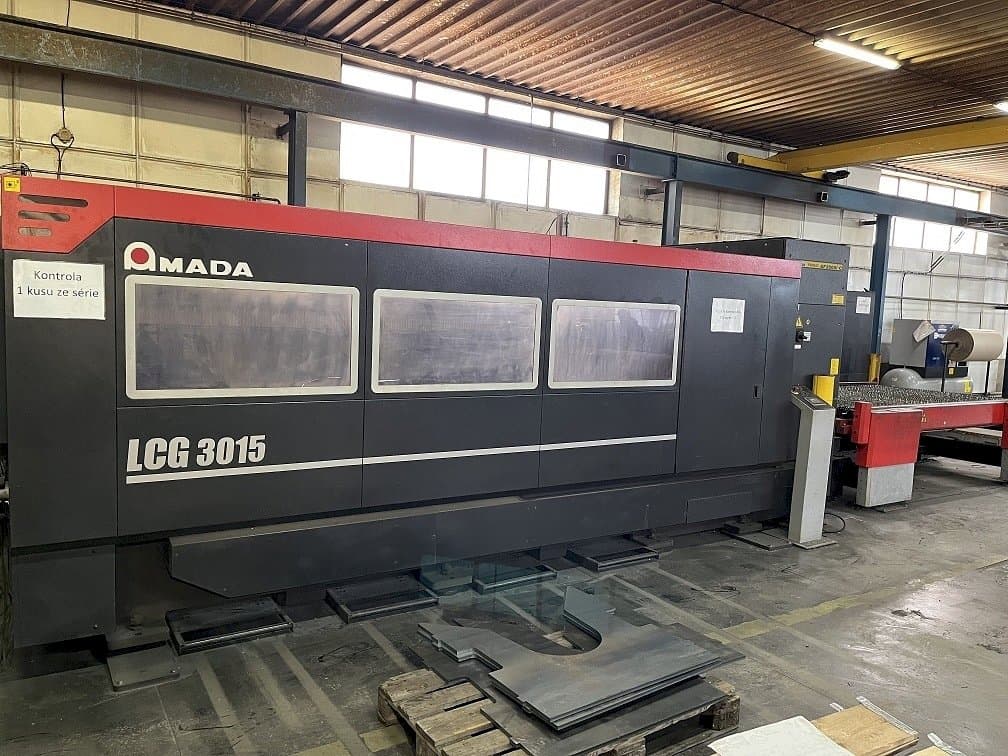 Makine AMADA LCG 3015 - Önden görünüm