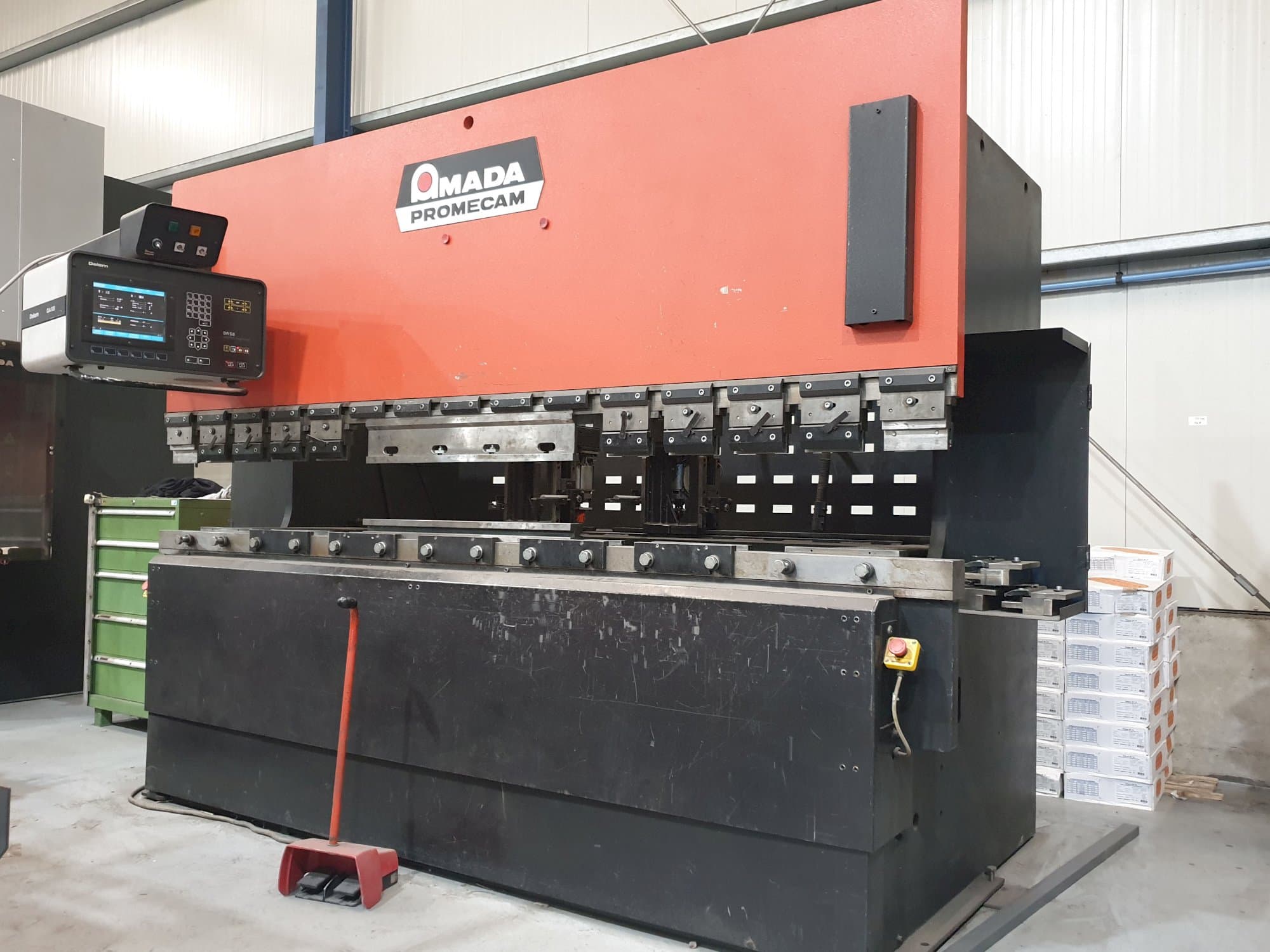 Makine AMADA - Sol görünüm APX 3000 X 100 T