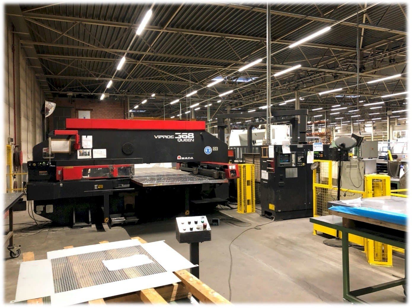 Makine AMADA Vipros 368 Queen - Önden görünüm