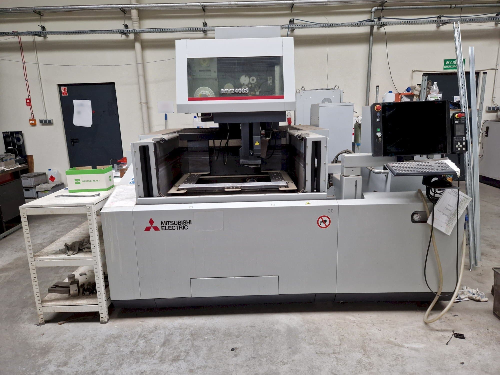 Makine  Mitsubishi MV2400S NEWGEN - Önden görünüm