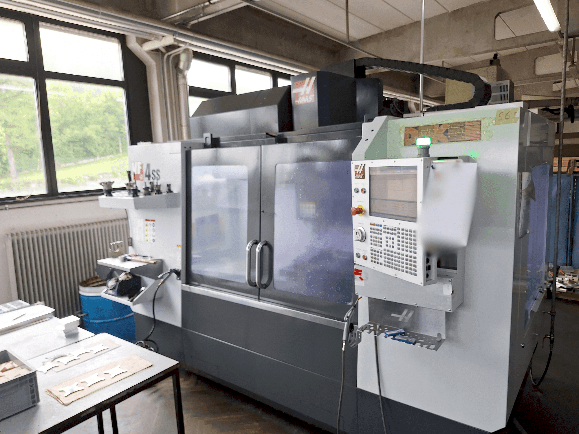 Makine HAAS VF-4SS - Önden görünüm