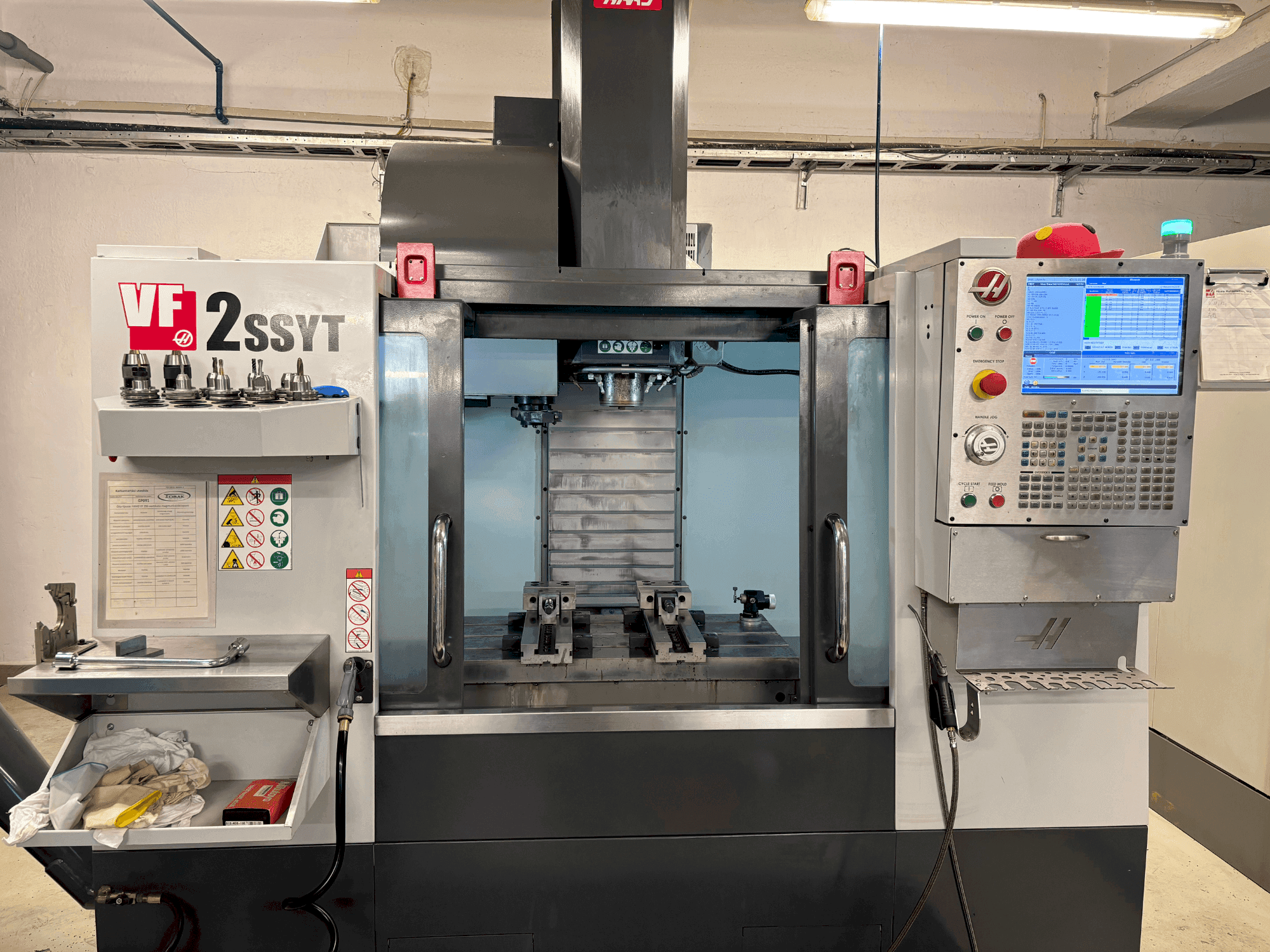 Makine  HAAS HAAS VF-2SSYT - Önden görünüm