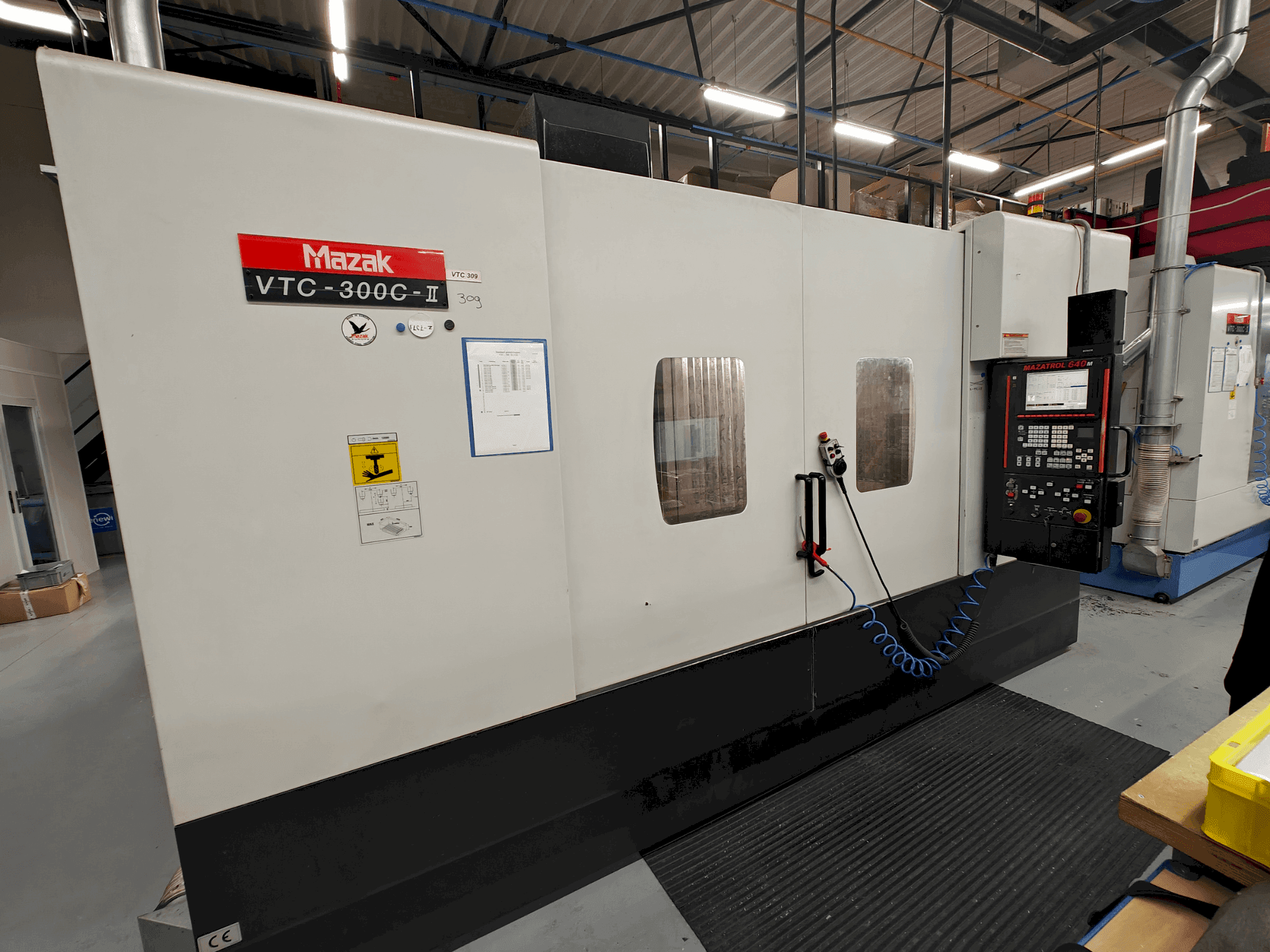 Makine Mazak VTC-300C - Önden görünüm
