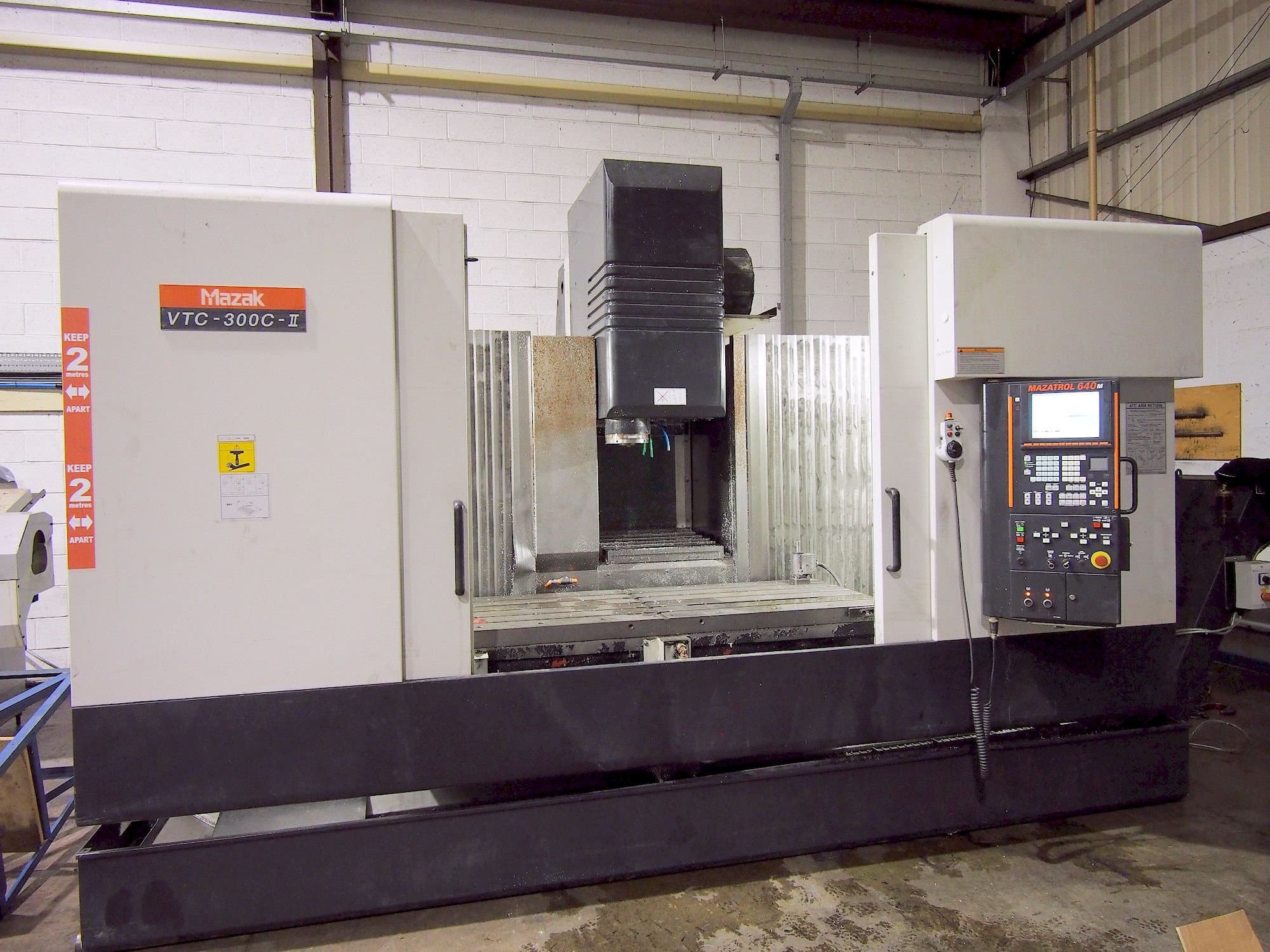 Makine  Mazak VTC-300C-II - Önden görünüm