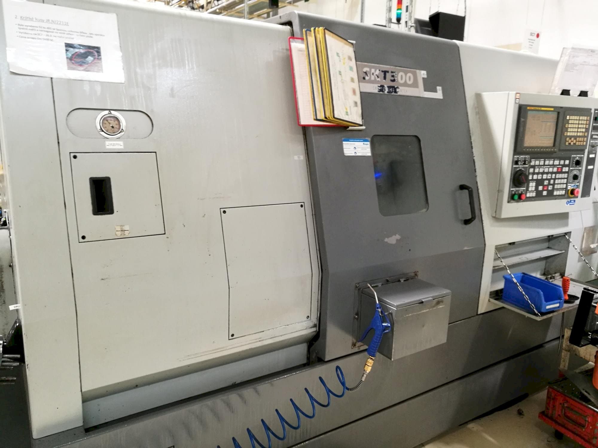 Makine  Hyundai Kia SKT 300 - Önden görünüm